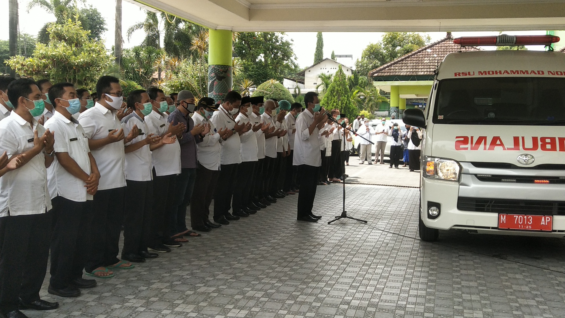 Pelepasan jenazah dr. Sardjono Utomo, Pamekasa, Jawa Timur. Mantan Dirut RSUD Smart tersebut meninggal dunia akibat terpapar Covid-19.