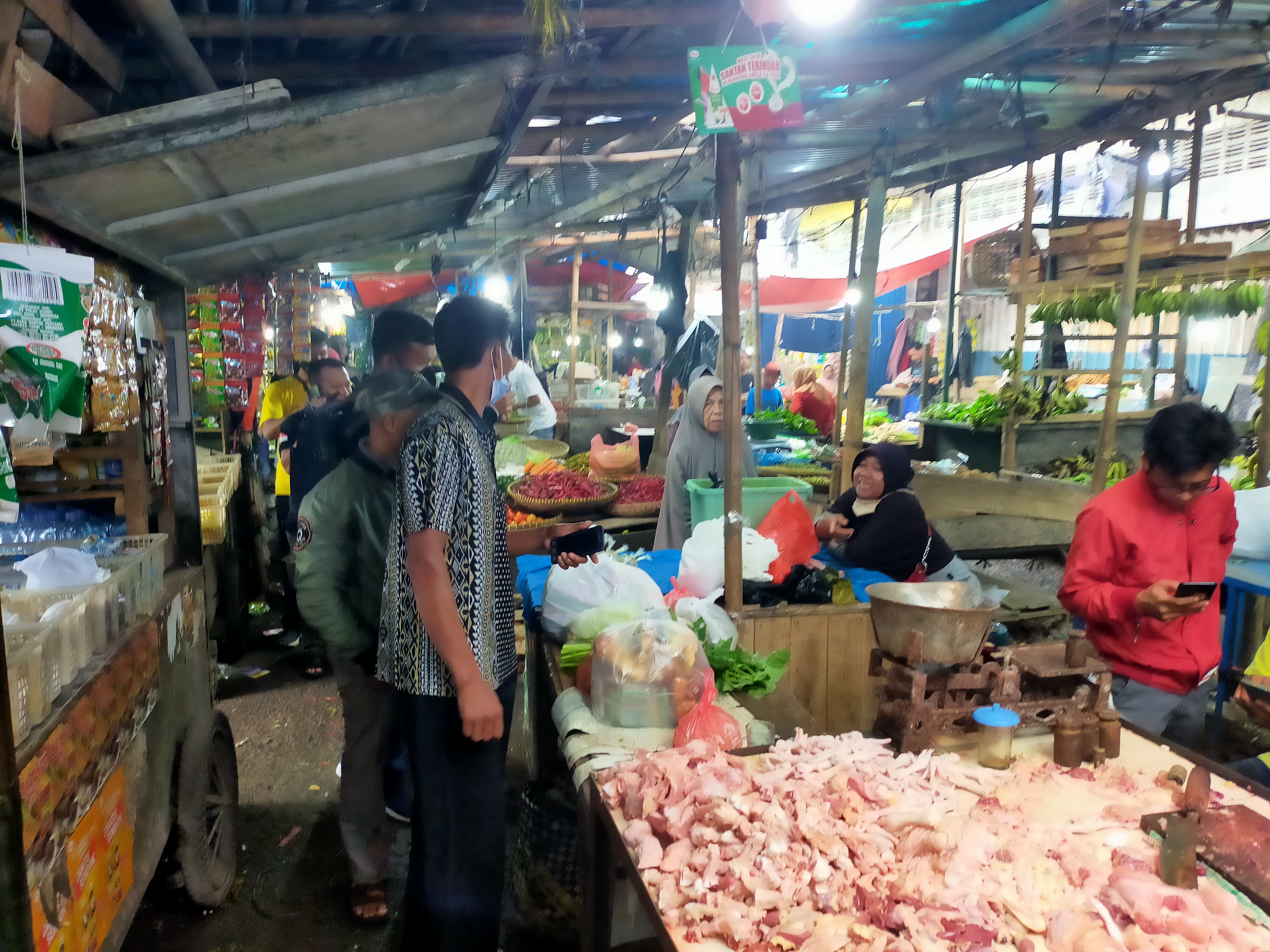 Pengunjung dan pedagang Pasar Cikurubuk, Kota Tasikmalaya masih banyak abaikan prokes menggunakan masker dan menjaga jarak.
