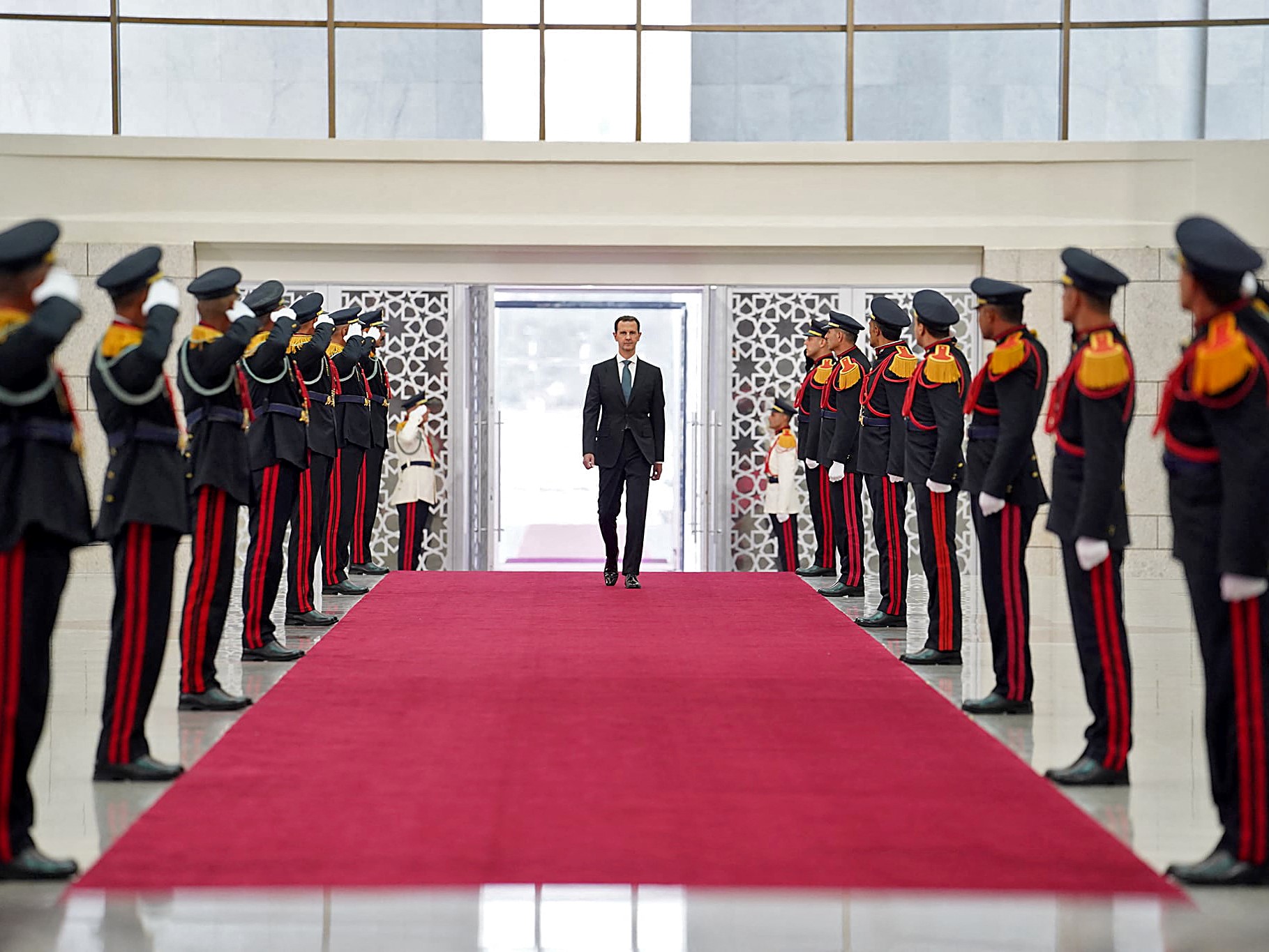 Bashar Assad hadir dalam pengambilan sumpah jabatan, Sabtu (17/7).