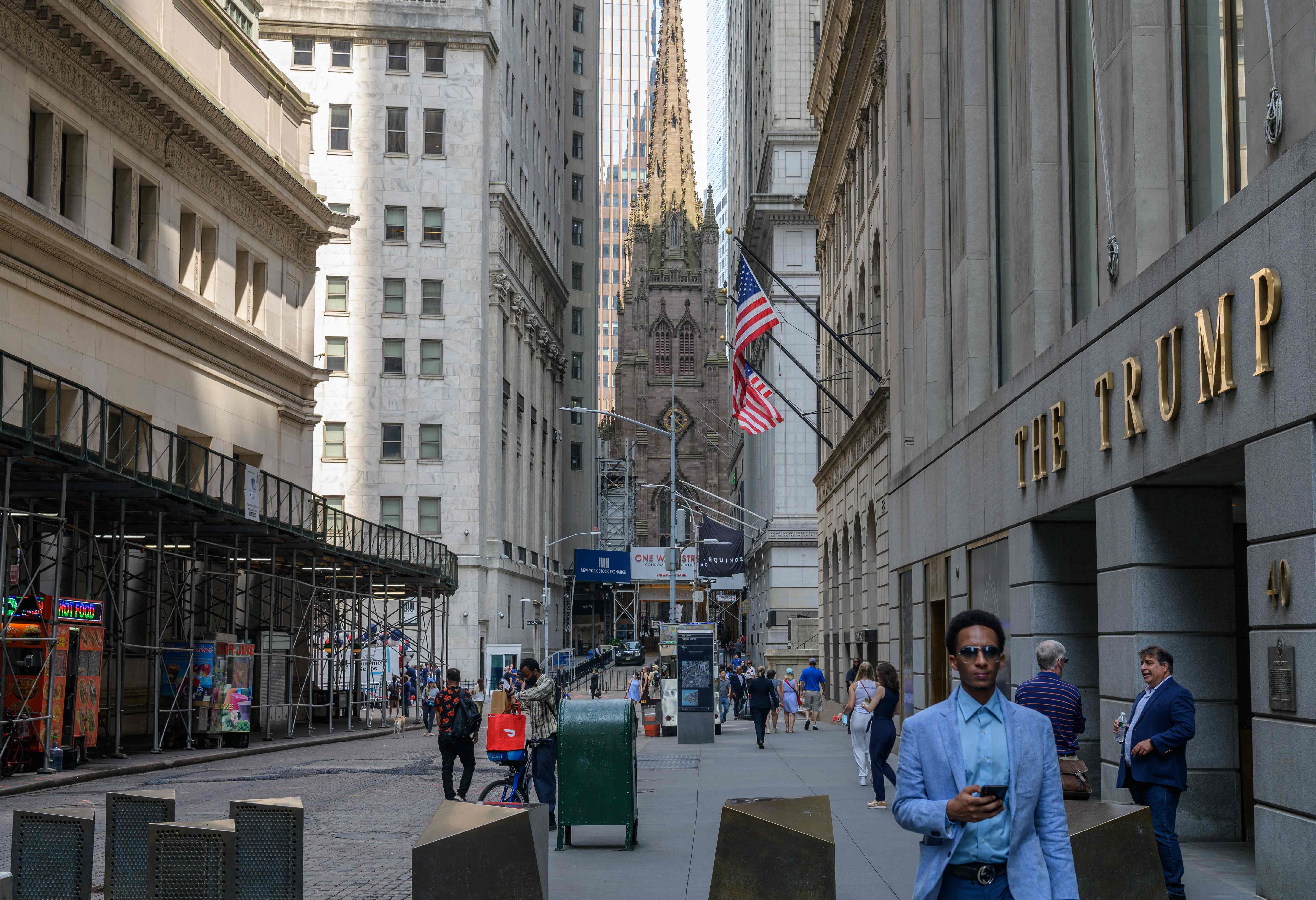 Pejalan kaki melintas dekat kawasan bursa Wall Street AS