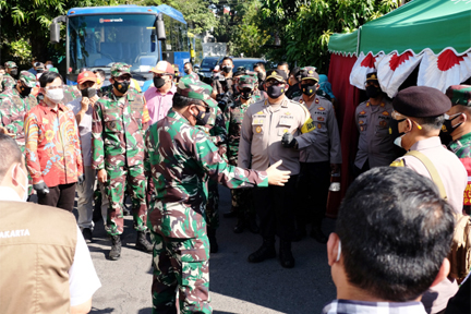 Panglima TNI Datang Lagi ke Solo, Berdialog dengan Warga di Tempat Isolasi Terpusat
