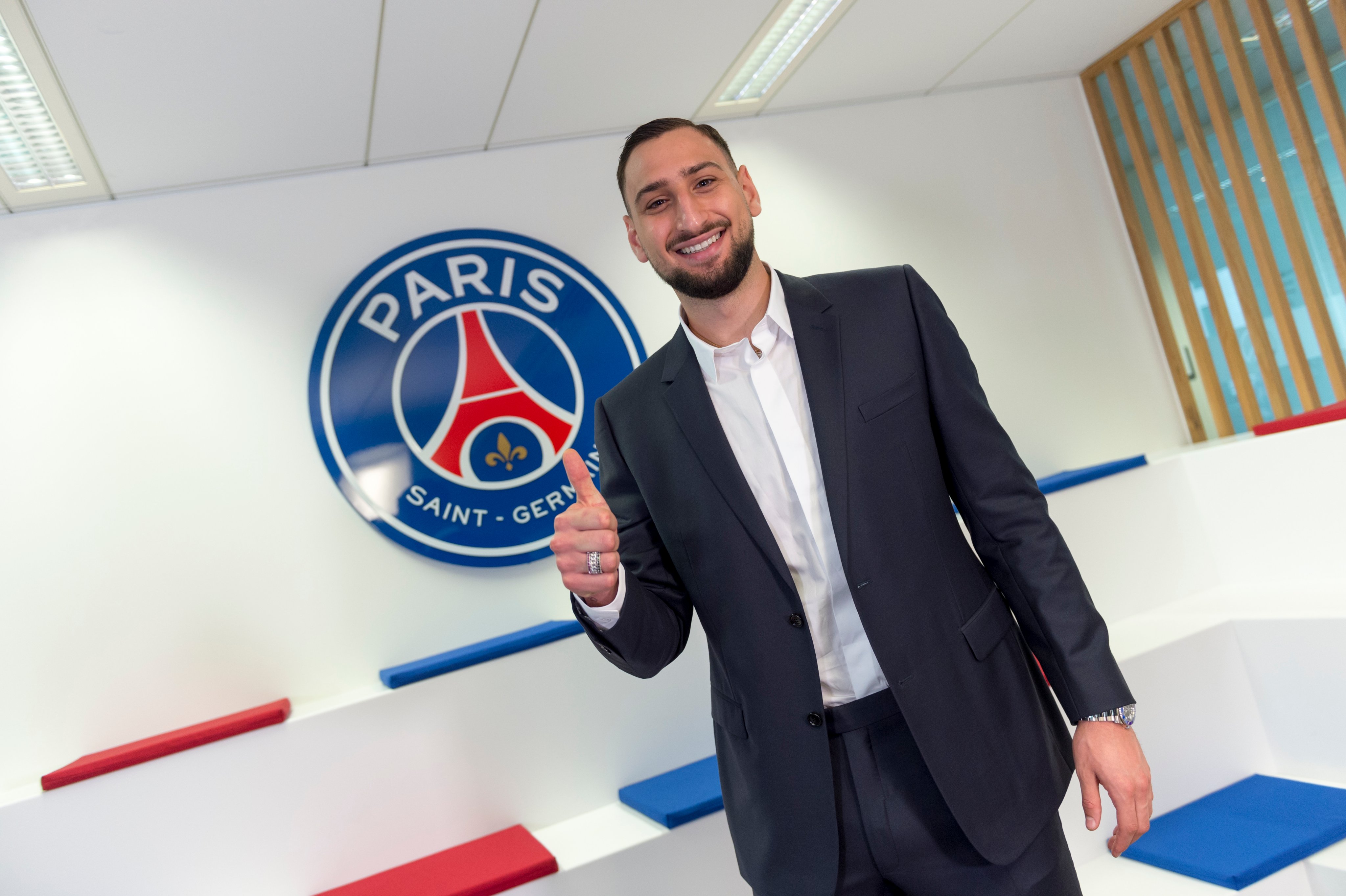 Penjaga gawang PSG Gianluigi Donnarumma