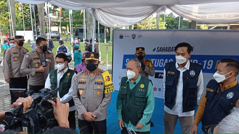 Universitas Negeri Jakarta bekerja sama dengan Tim Dokter Mabes Polri dan Pergerakan Mahasiswa Islam Indonesia menggela vaksinasi massal 