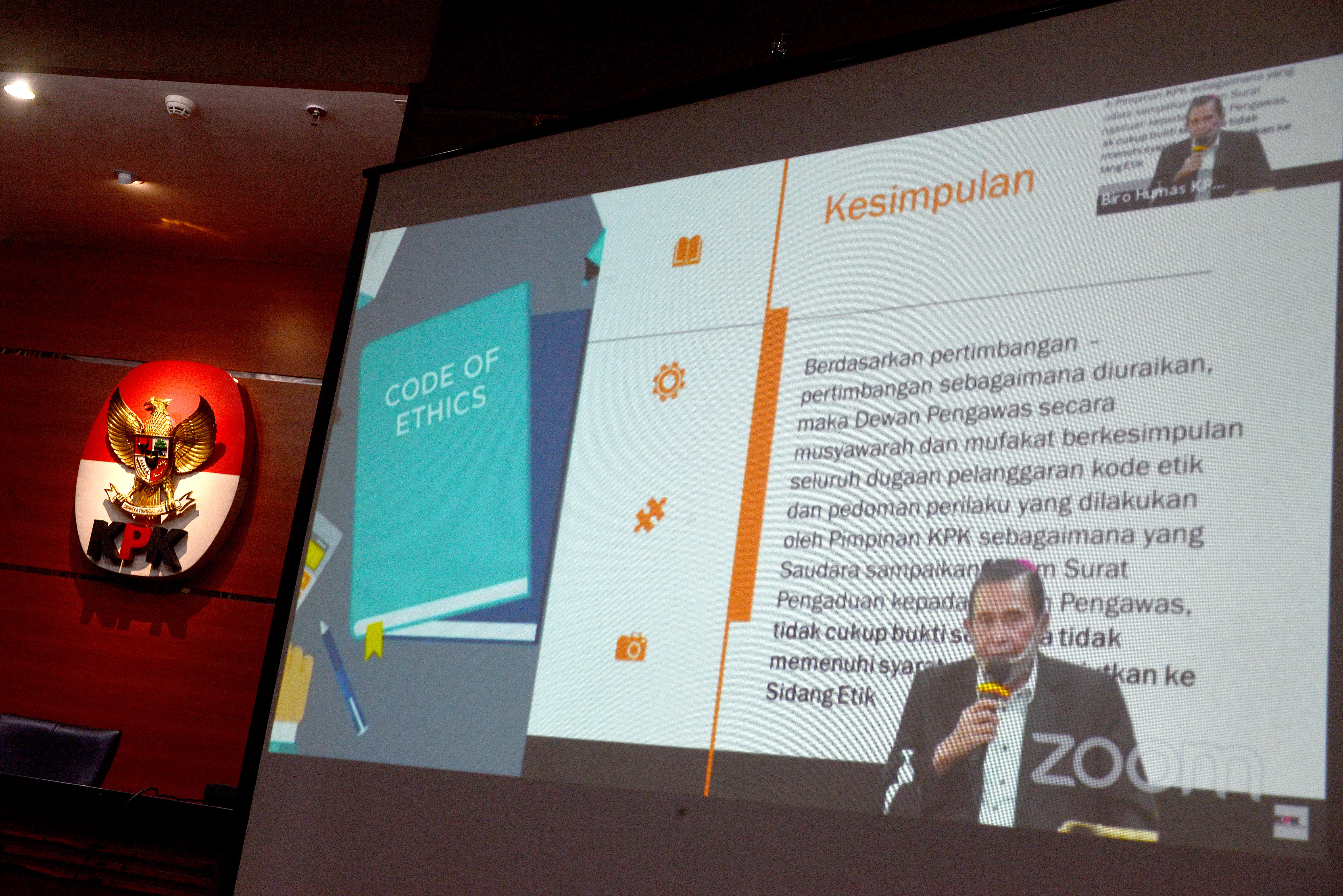 Ketua Dewan Pengawas Komisi Pemberantasan Korupsi (KPK) Tumpak Hatorangan Panggabean menyampaikan penghentian kasus dugaan pelanggaran etik.