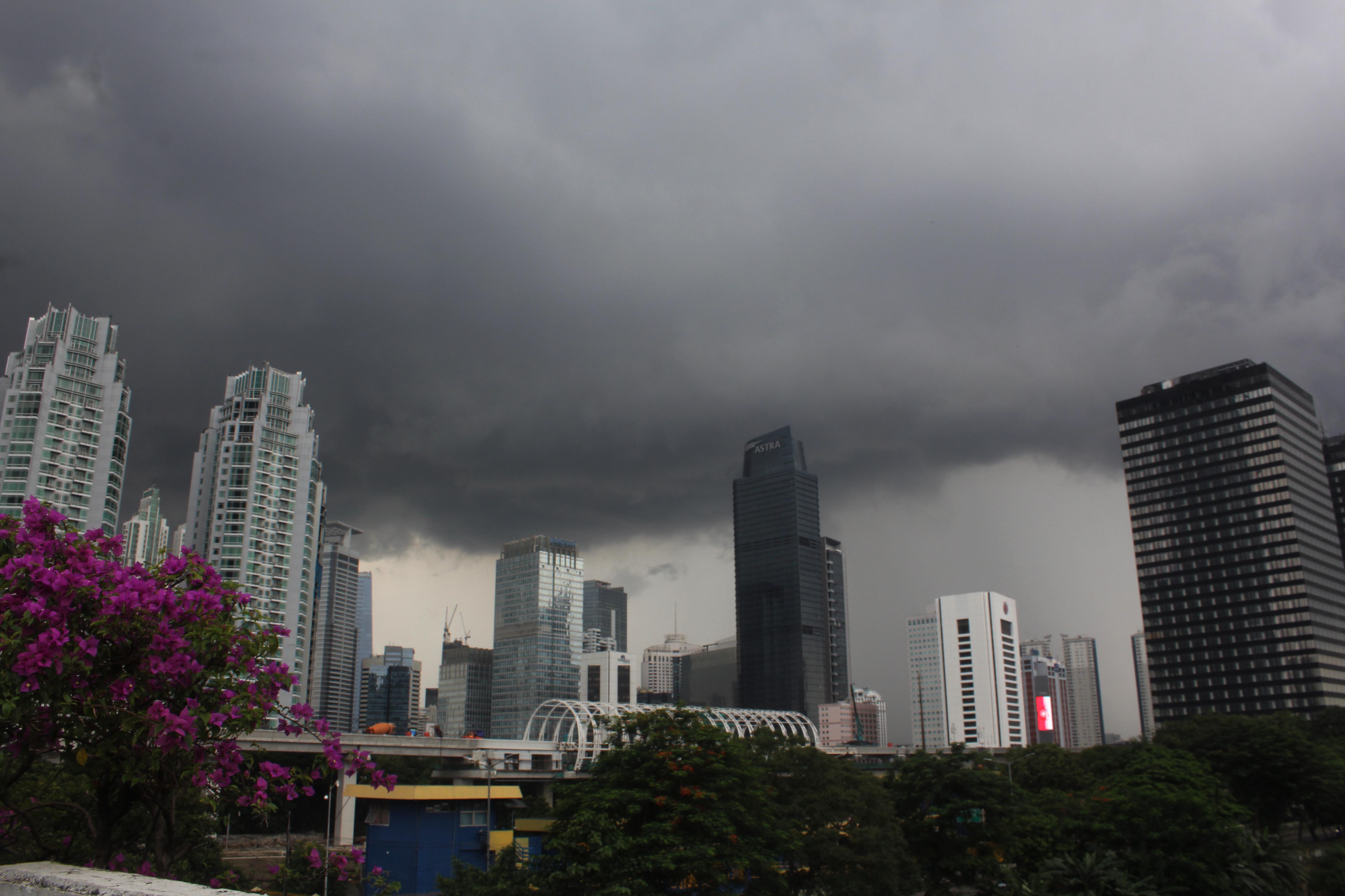 Ilustrasi awan mendung memenuhi langit diwilayah DKI Jakarta.