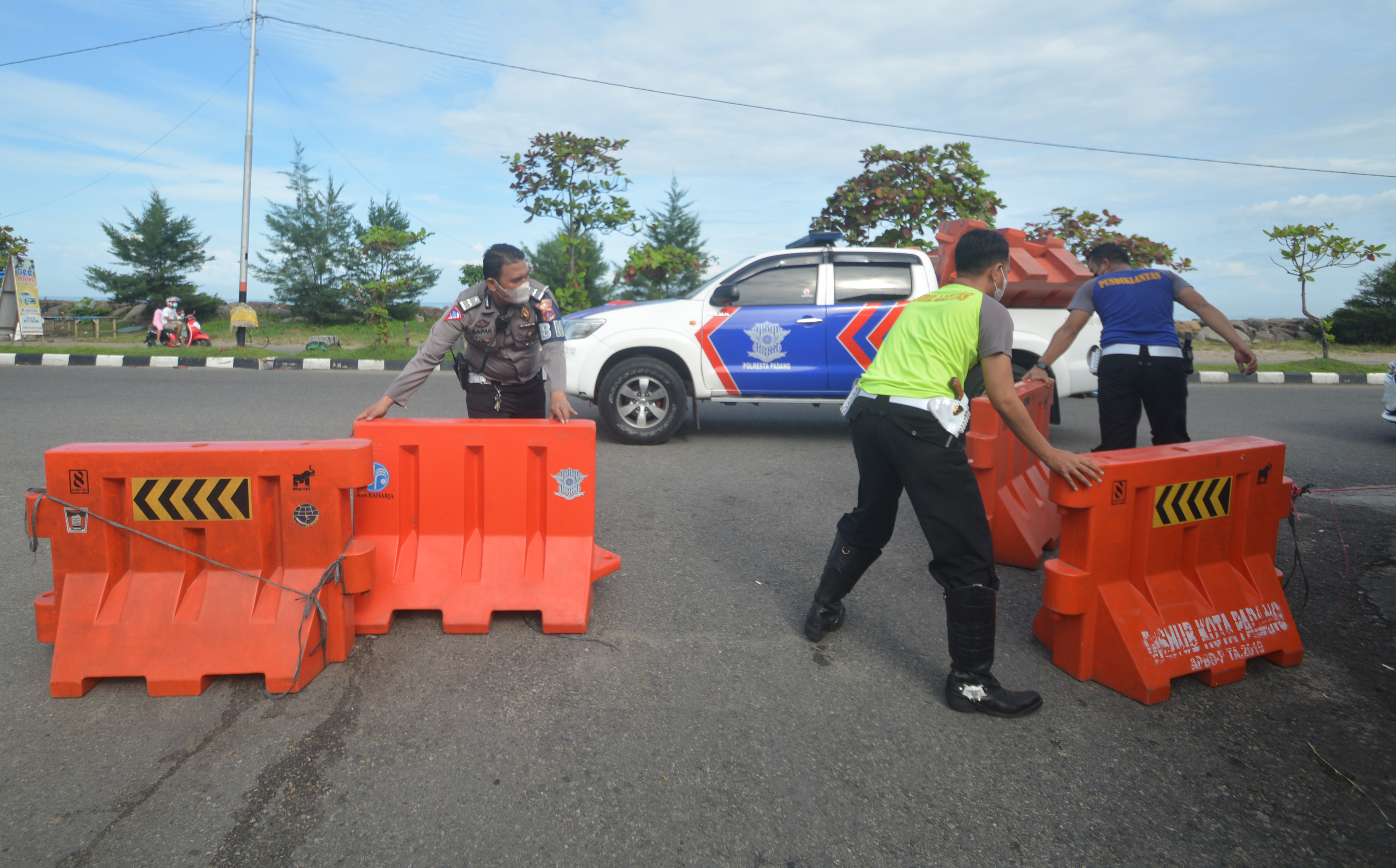 Polisi mengatur lalu lintas di tengah kebjakan PPKM dalam Pandemi Covid-19