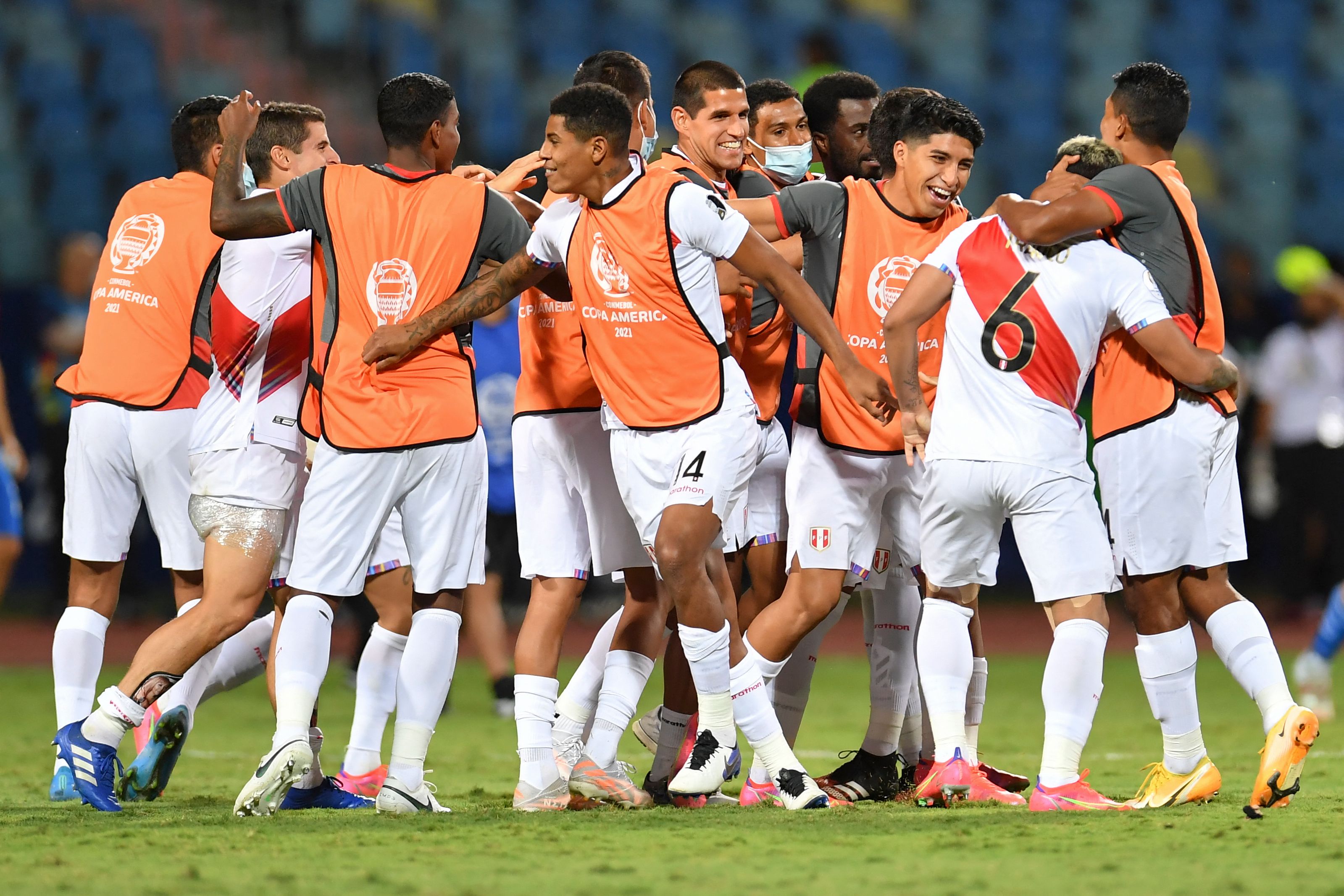 Para Pemain Peru melakukan selebrasi usai memastikan diri lolos ke semifinal Copa America lewat kemenangan adu penalti atas Paraguay.