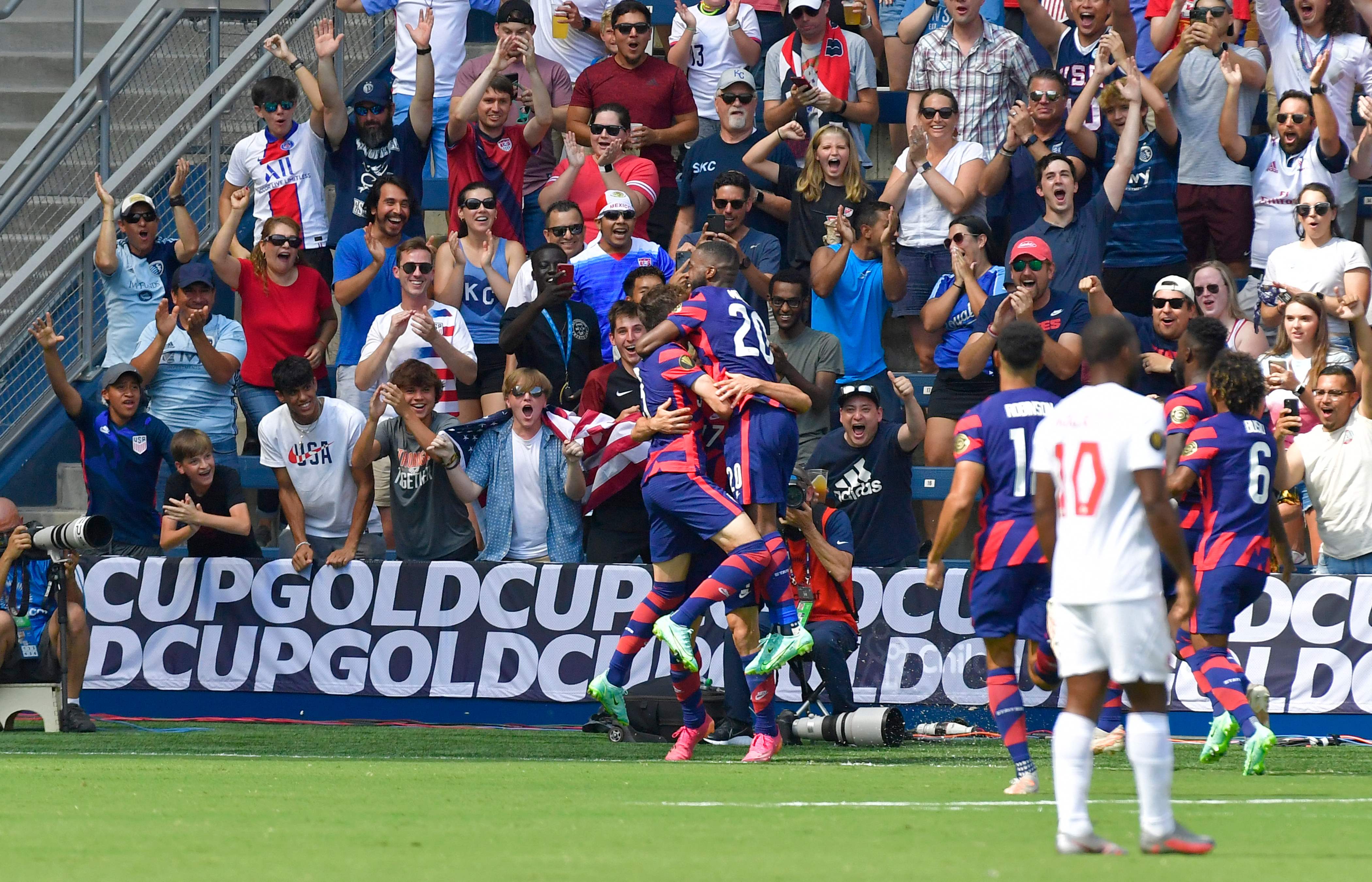 Para pemain timnas AS melakukan selebrasi usai mencetak gol ke gawang Kanada di laga Grup B Piala Emas.