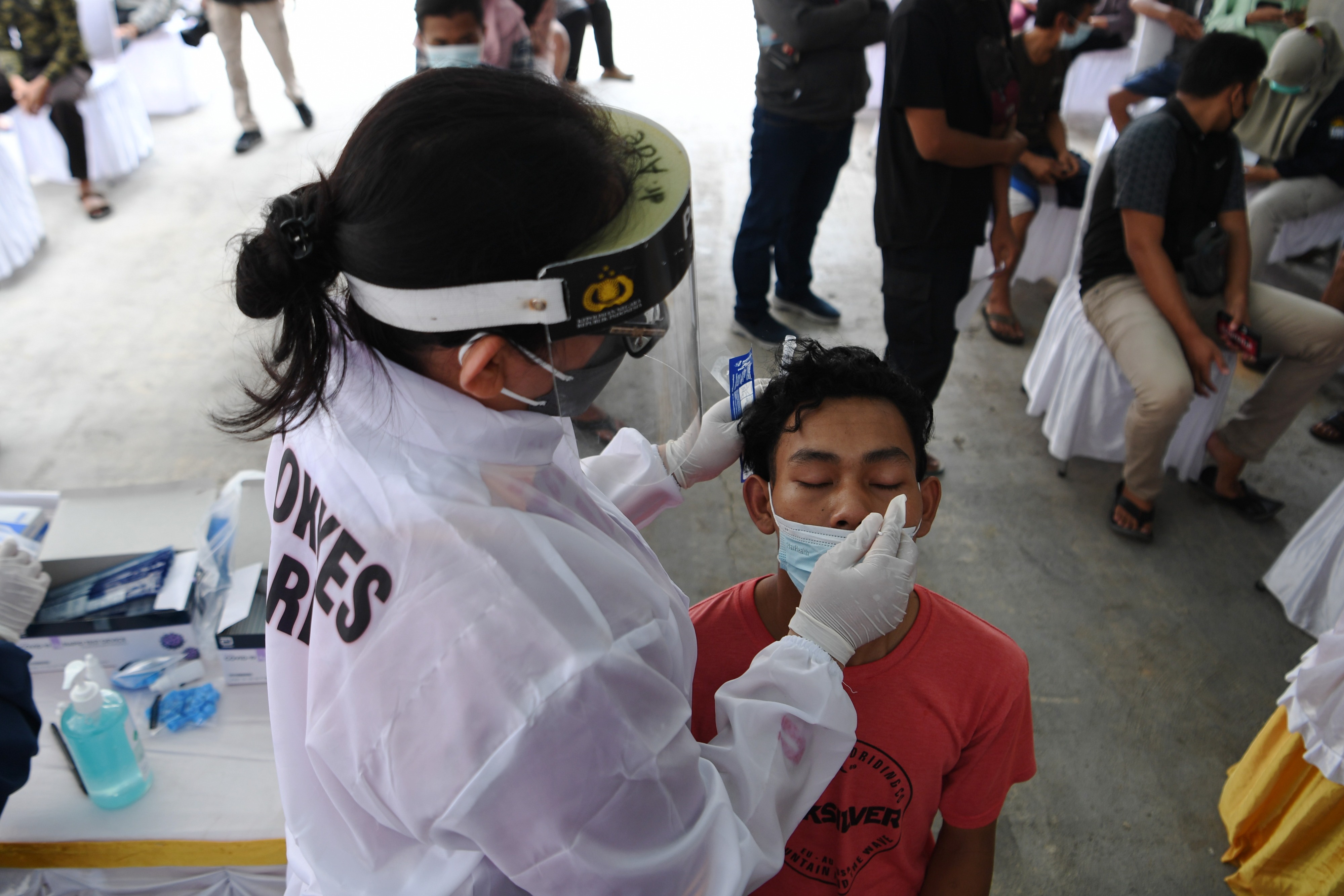 Warga yang telah balik dari mudik menjalani swab test antigen di Sunter, Jakarta.