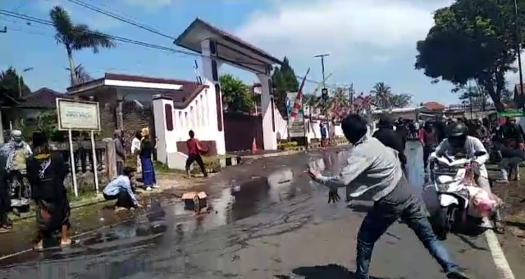 Massa melempari batu ke arah Kantor Kejaksaan Negeri Singaparna, di Jalan Raya Salawu, Kabupaten Tasikmalaya, Senin (12/7)