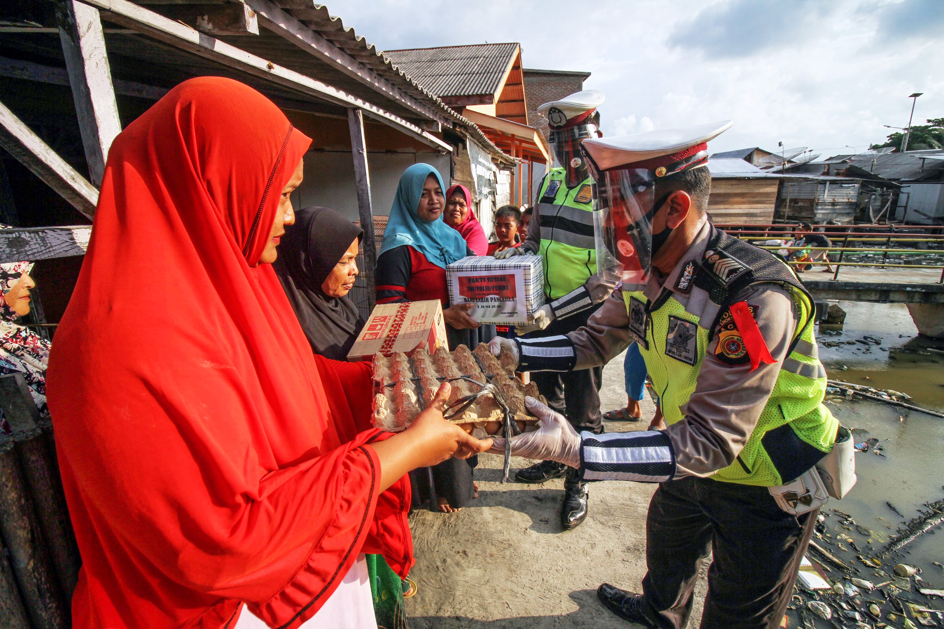 Ilustrasi pembagian bantuan sosoia