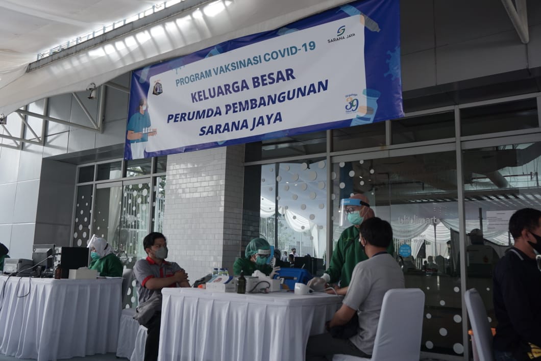 Kegiatan Vaksinasi Covid- 19 yang diperuntukkan bagi keluarga besar pegawai Sarana Jaya.