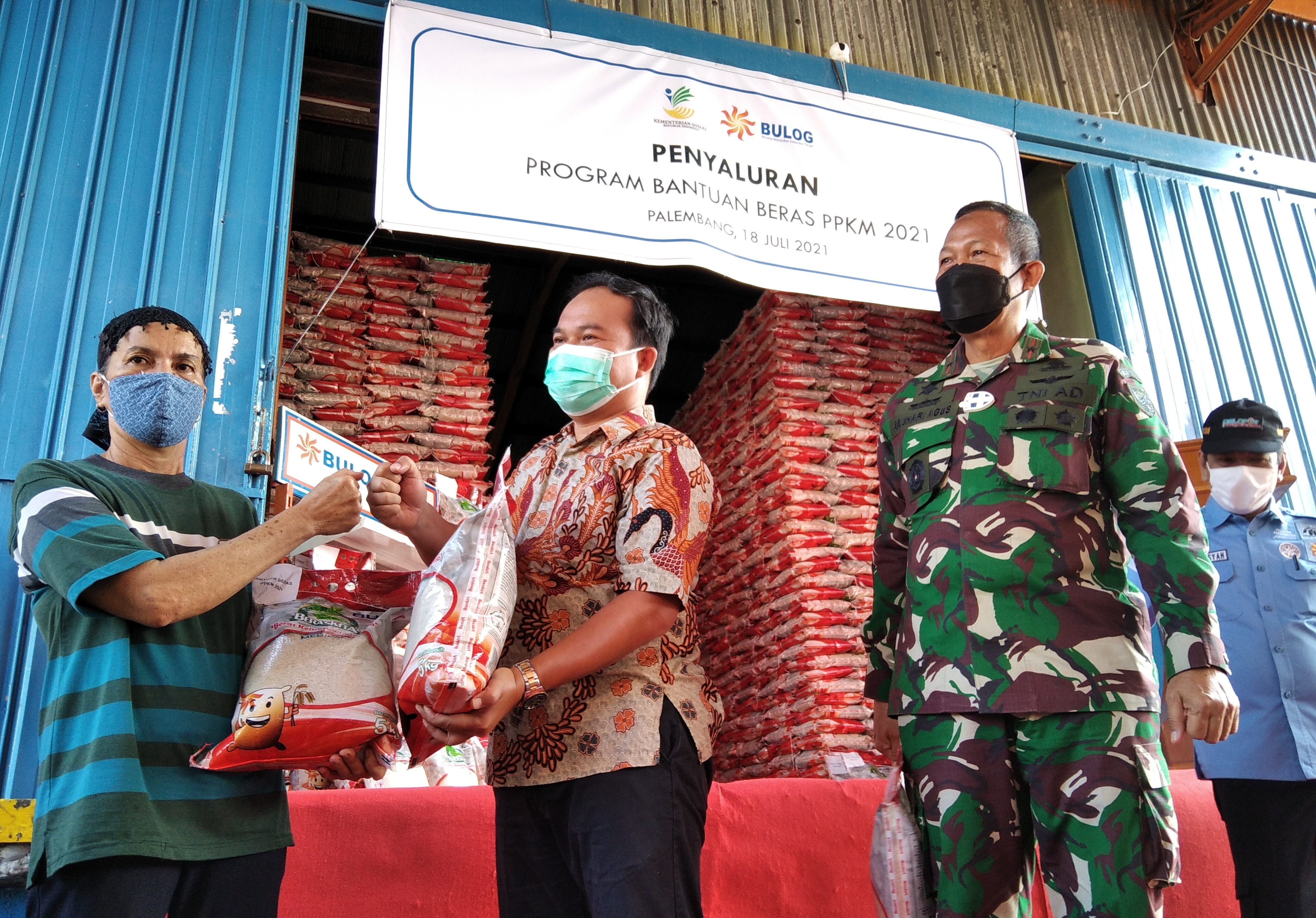  Pelepasan bantuan program bantuan beras PPKM yang disalurkan oleh Perum Bulog Divre Sumsel Babel kepada 438 ribu KPM terdampak Covid-19.