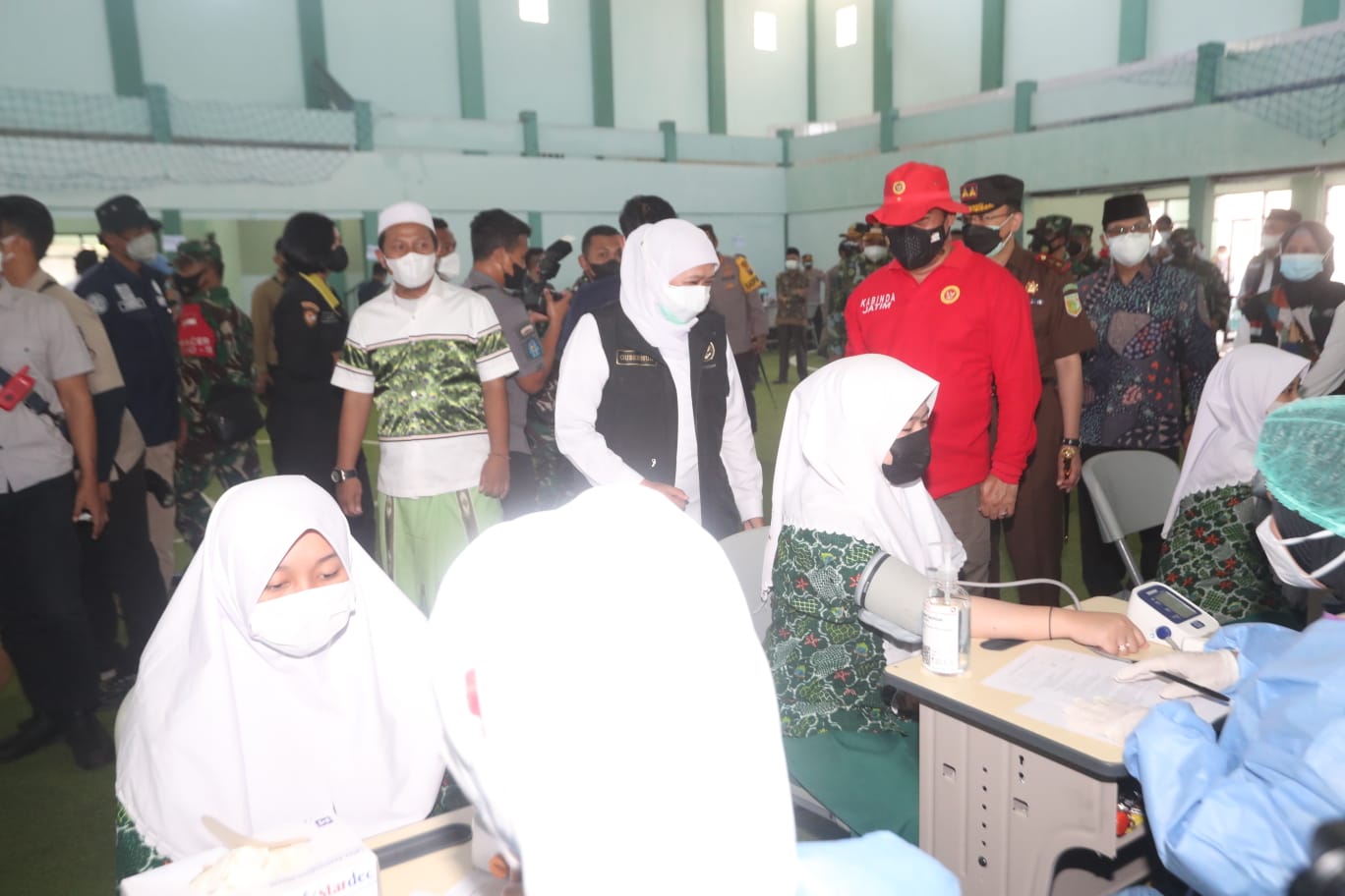 Badan Intelijen Negara (BIN) melakukan vaksinasi terhadap 2 ribu santri Pondok Pesantren Progresif Bumi Sholawat Desa Lebo.