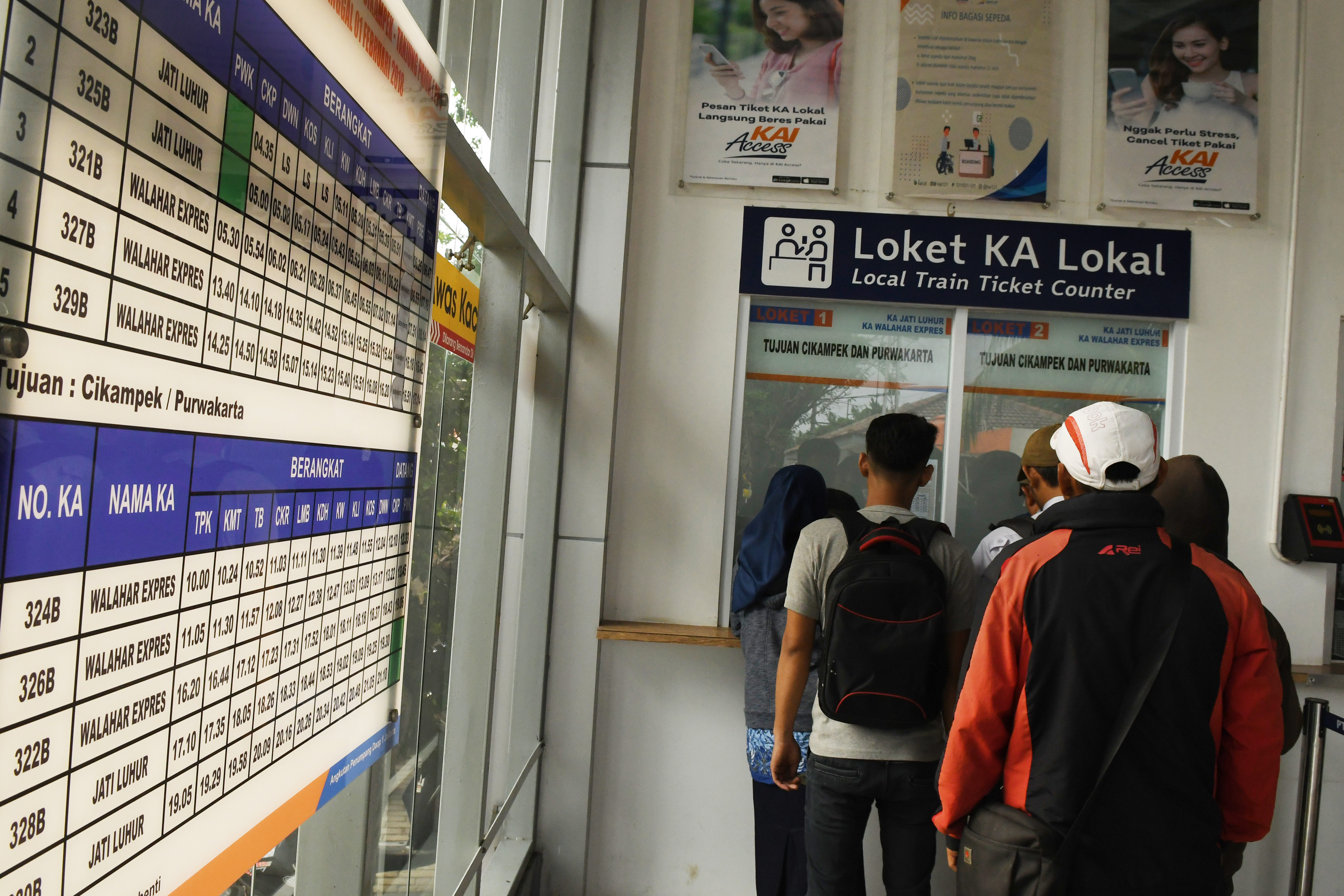 Perjalanan KA Lokal selama PPKM darurat hanya untuk pekerja sektor esensial dan kritikal saja.
