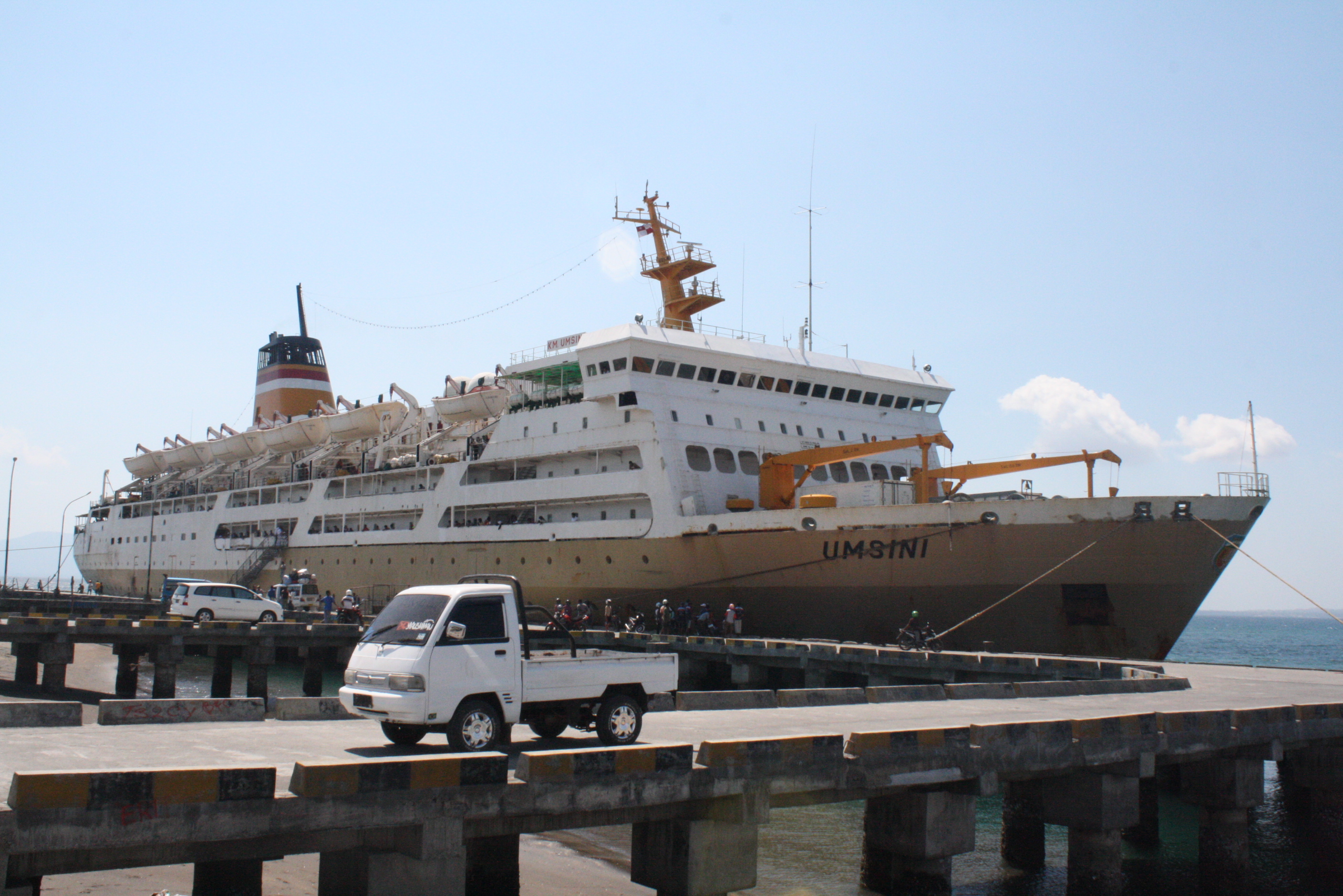 Pemkot Makassar akan memanfaatkan KM Umsini sebagai lokasi karantina pasien covid-19. 