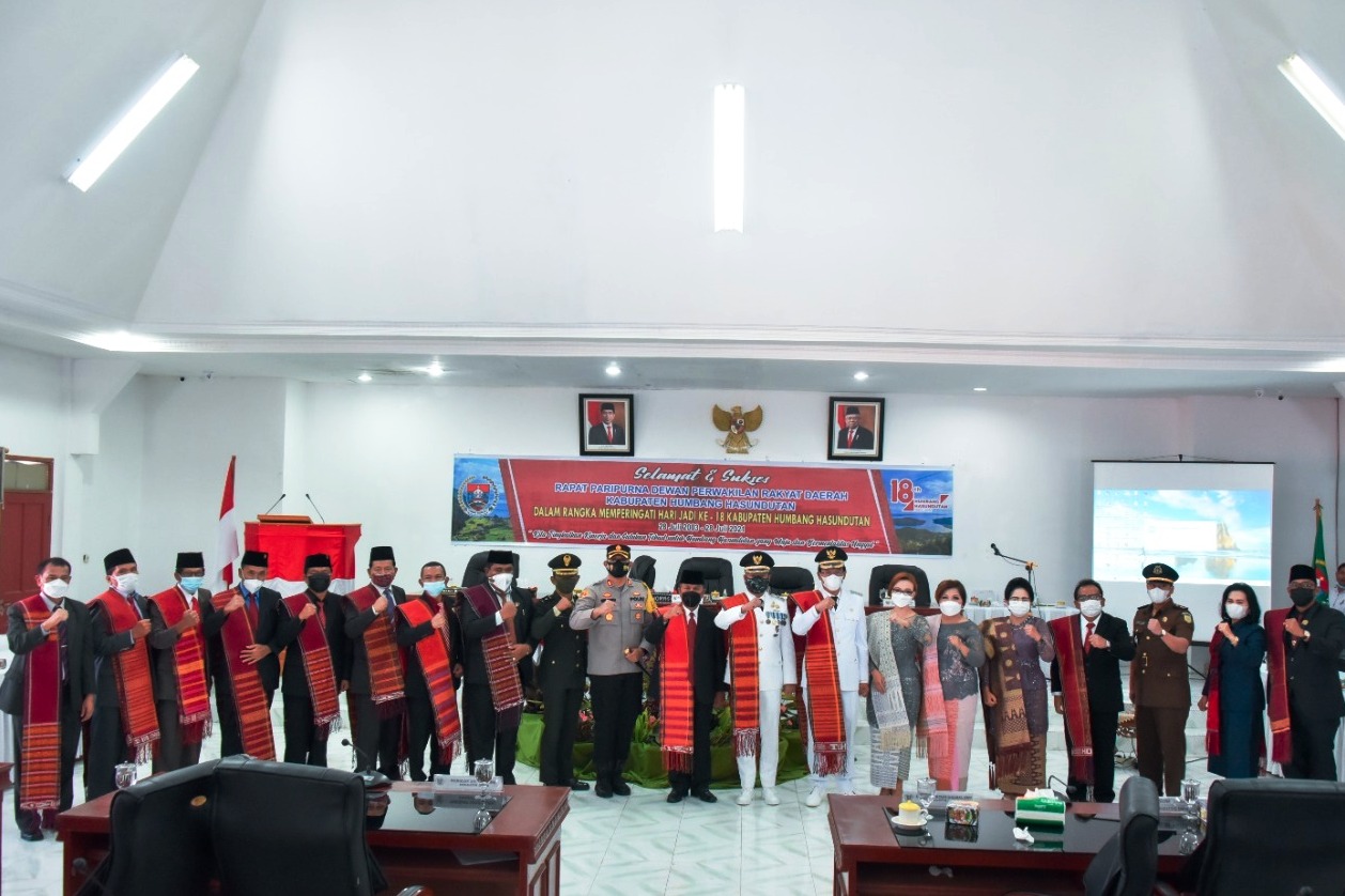 Muspida Kabupaten Humbang Hasundutan, Sumatera Utara, berfoto bersama usai Sidang Paripurna HUT ke-18.
