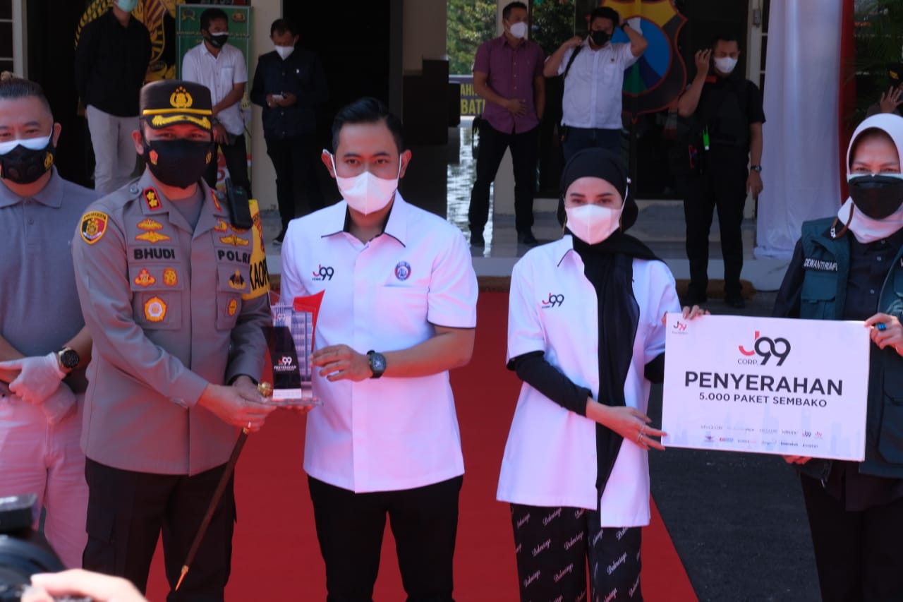 Peduli Pandemi, Bos J99 Corp Bagikan Sembako untuk Warga Malang Raya