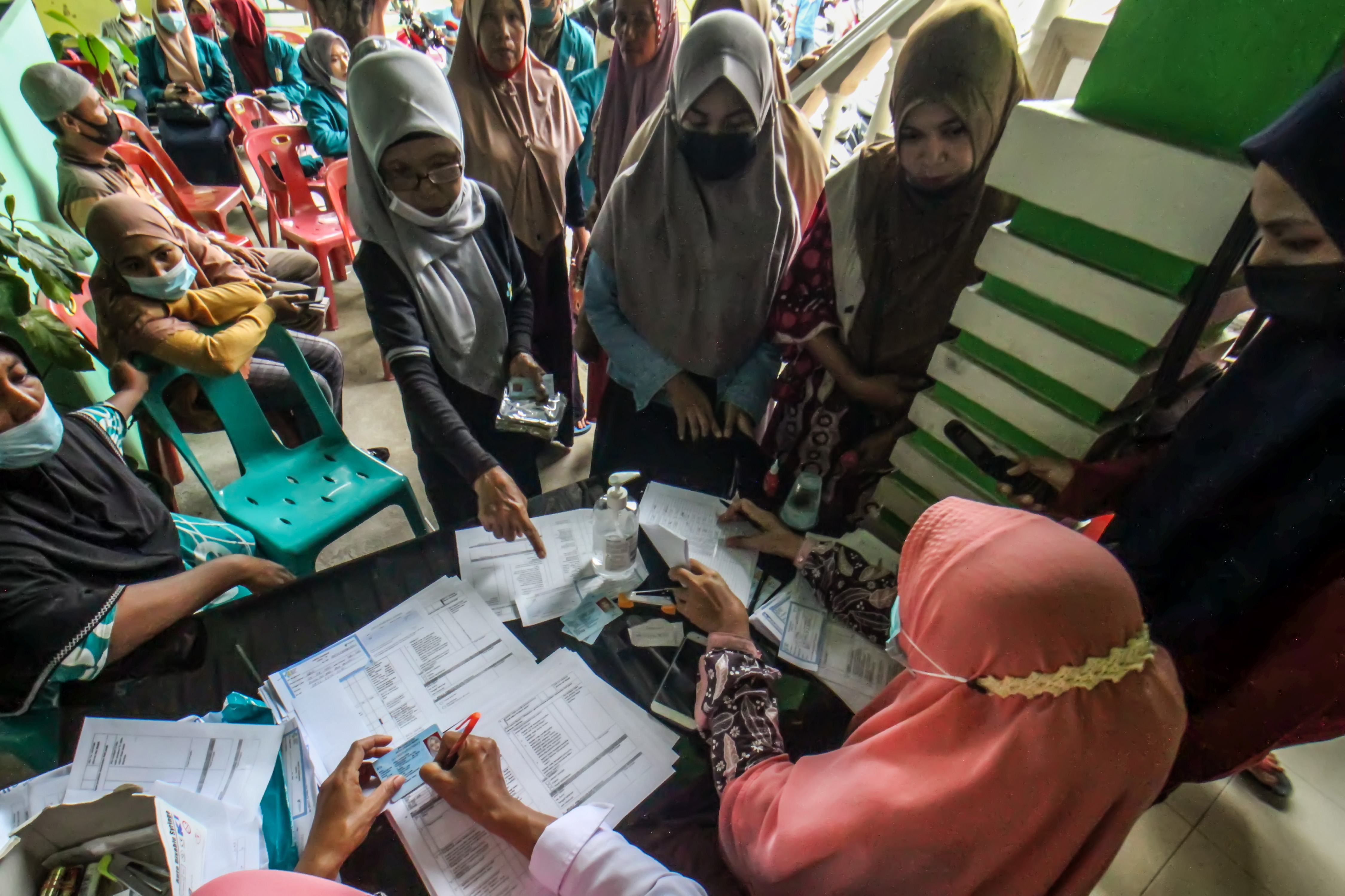Warga nelayan mendaftar vaksin covid-19 di kantor desa kawasan permukiman kumuh Desa Pusong, Lhokseumawe, Aceh, Kamis (8/7/2021).