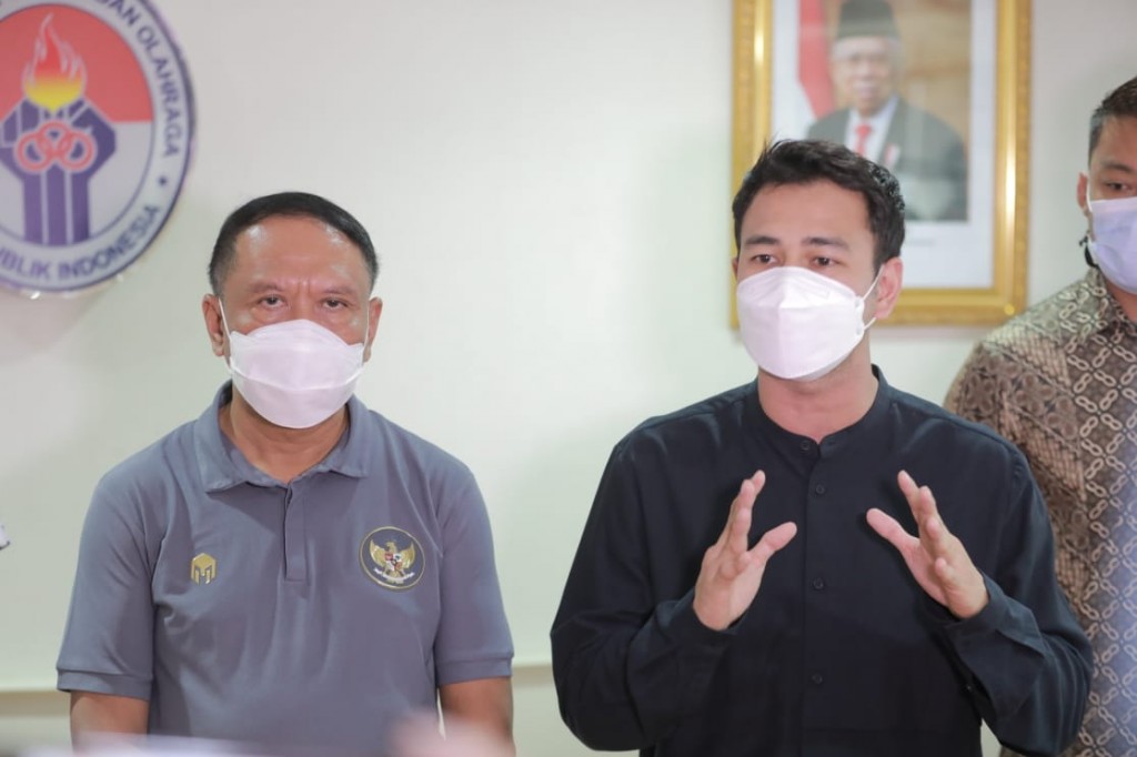 Menpora Zainudin Amali dan selebritas Raffi Ahmad (kaos hitam), siap memecahkan rekor senam SAH (Stay at Hiome)