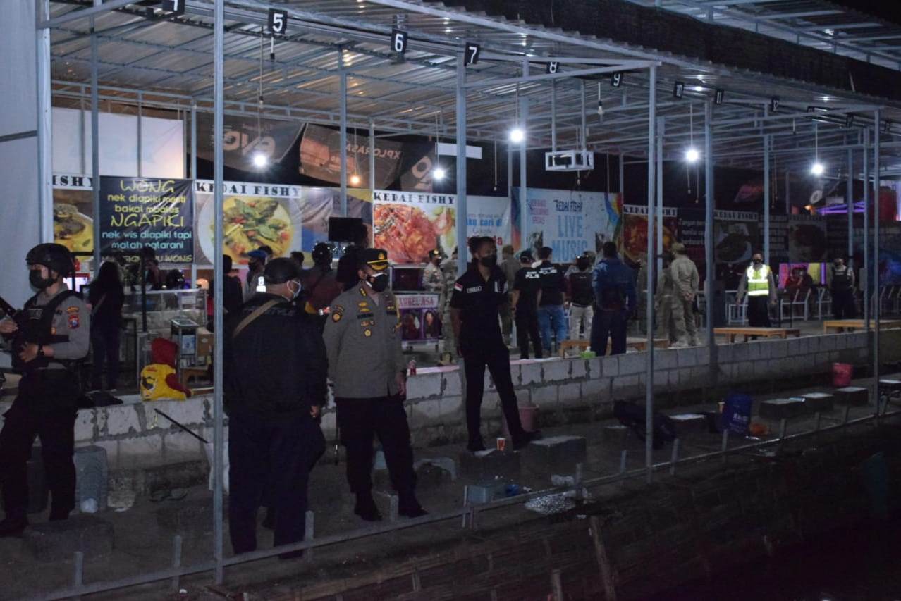 Petugas gabungan membubarkan aktivitas memancing di Asa Fishing Desa Lebo Kecamatan Sidoarjo Kabupaten Sidoarjo, Kamis malam (8/7).