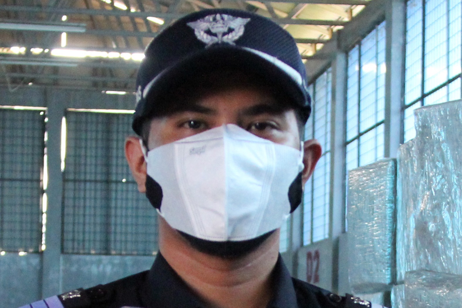 Ilustrasi menggunakan masker ganda.