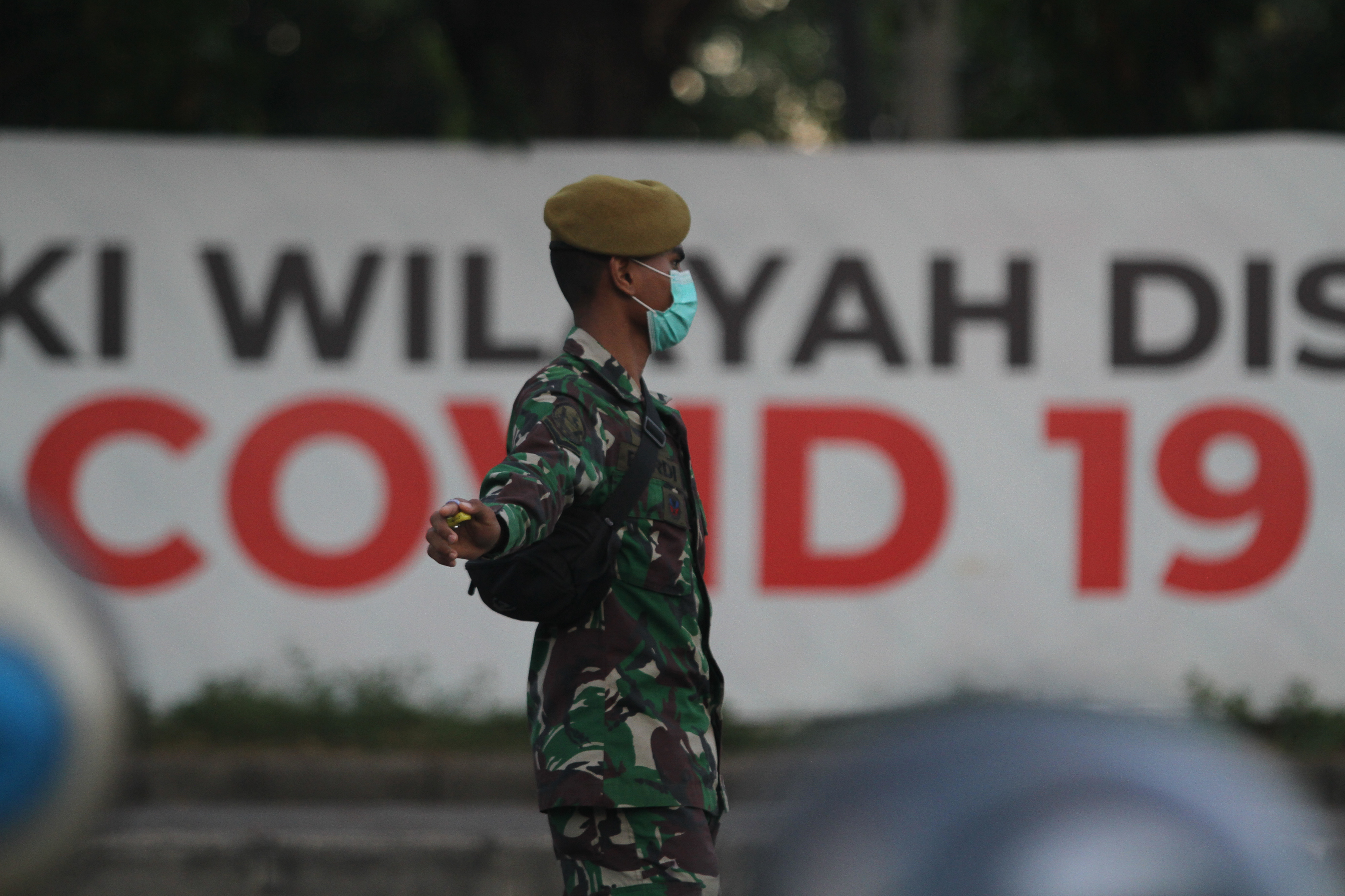 Prajurit TNI berjaga di Pos penyekatan menuju Jembatan Suramadu di Surabaya, Jawa Timur, Senin (19/7/2021). 
