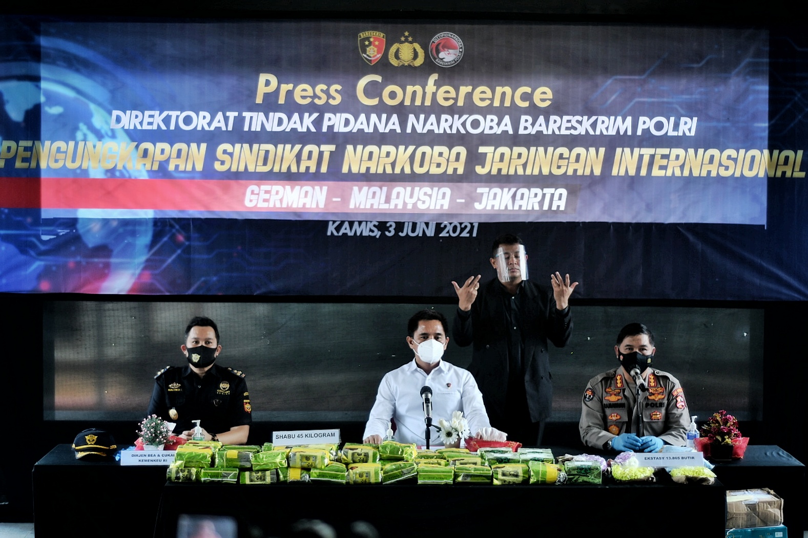 Direktur Tindak Pidana Narkoba, Brigjen Pol Krisno Siregar (tengah) saat memberikan keterangan pers terkait pengungkapan kasus narkoba.