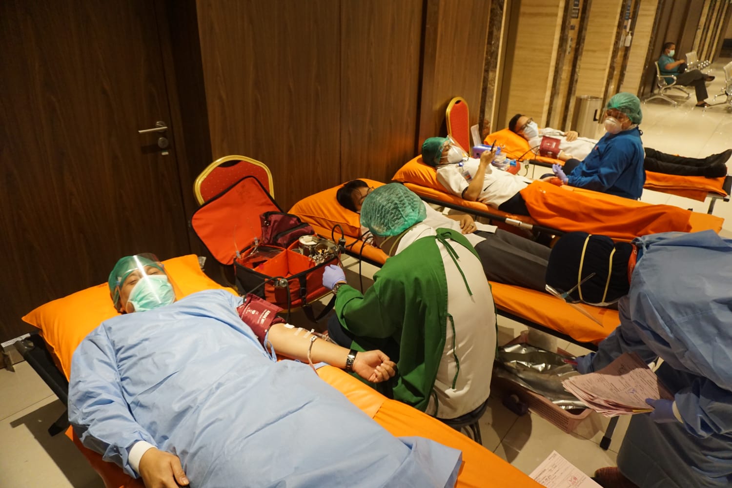 Sejumlah relawan tengah melakukan donor darah.