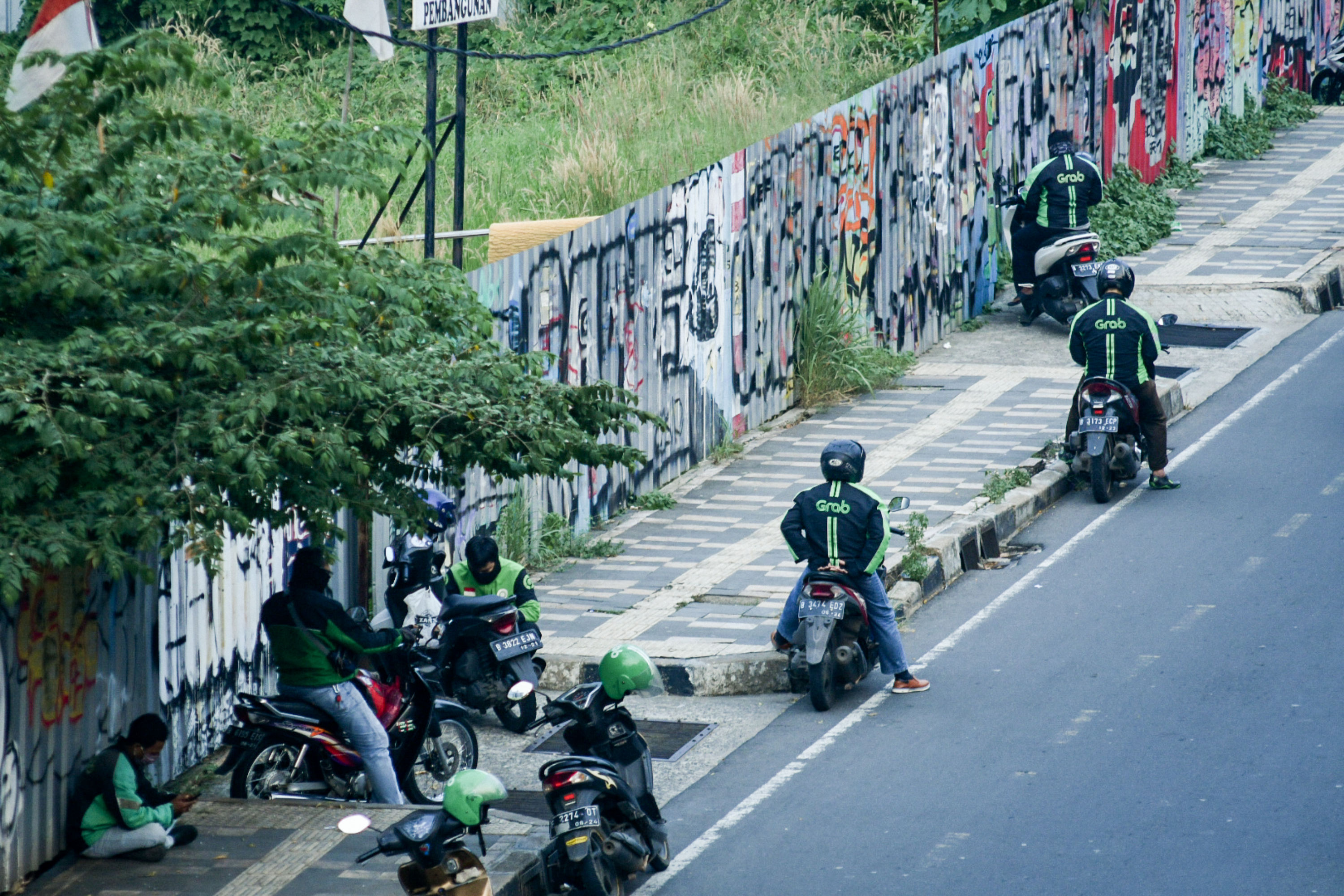 Pengemudi ojek online menunggu order