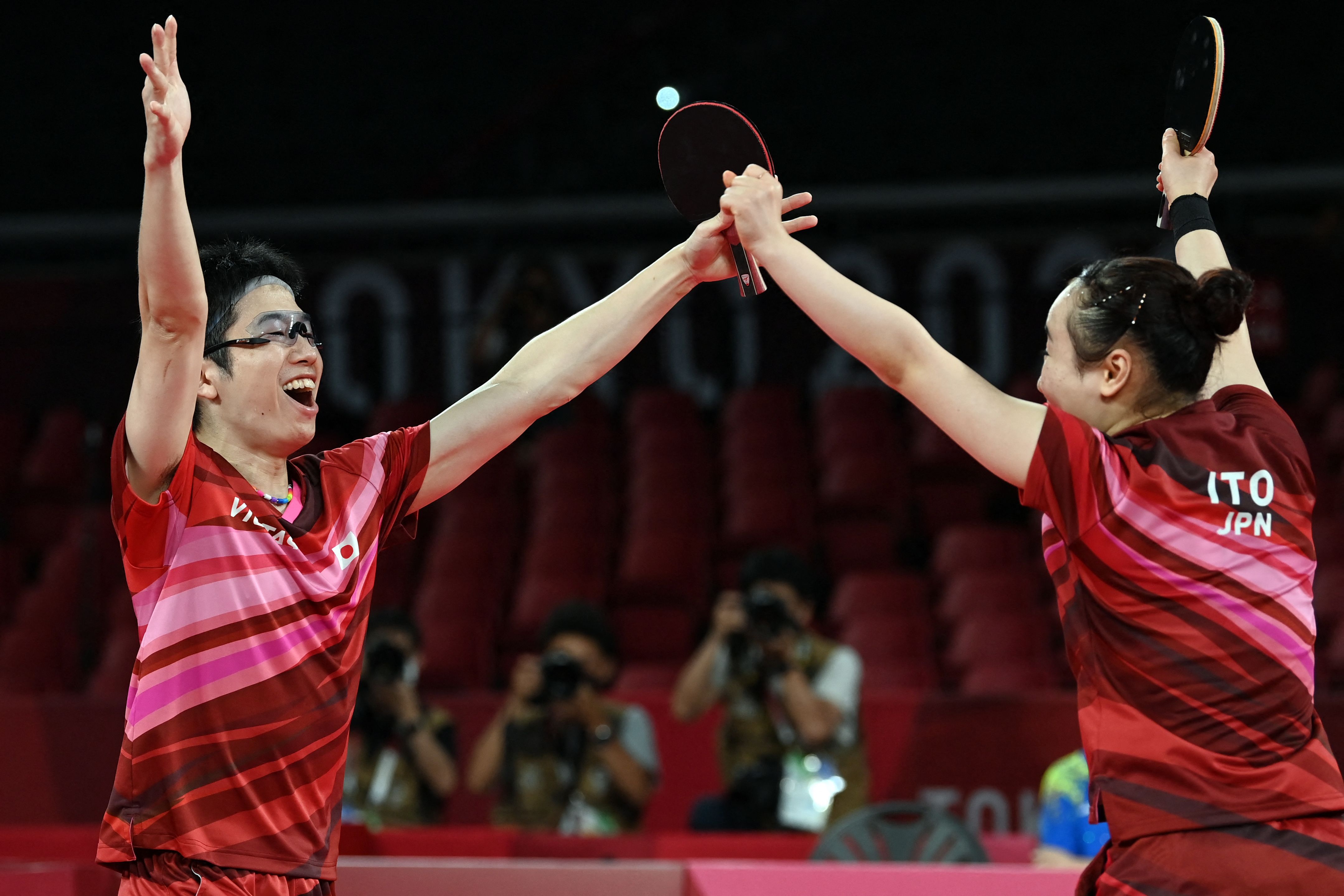 Ganda campuran tenis meja Jepang Jun Mizutani dan Mima Ito