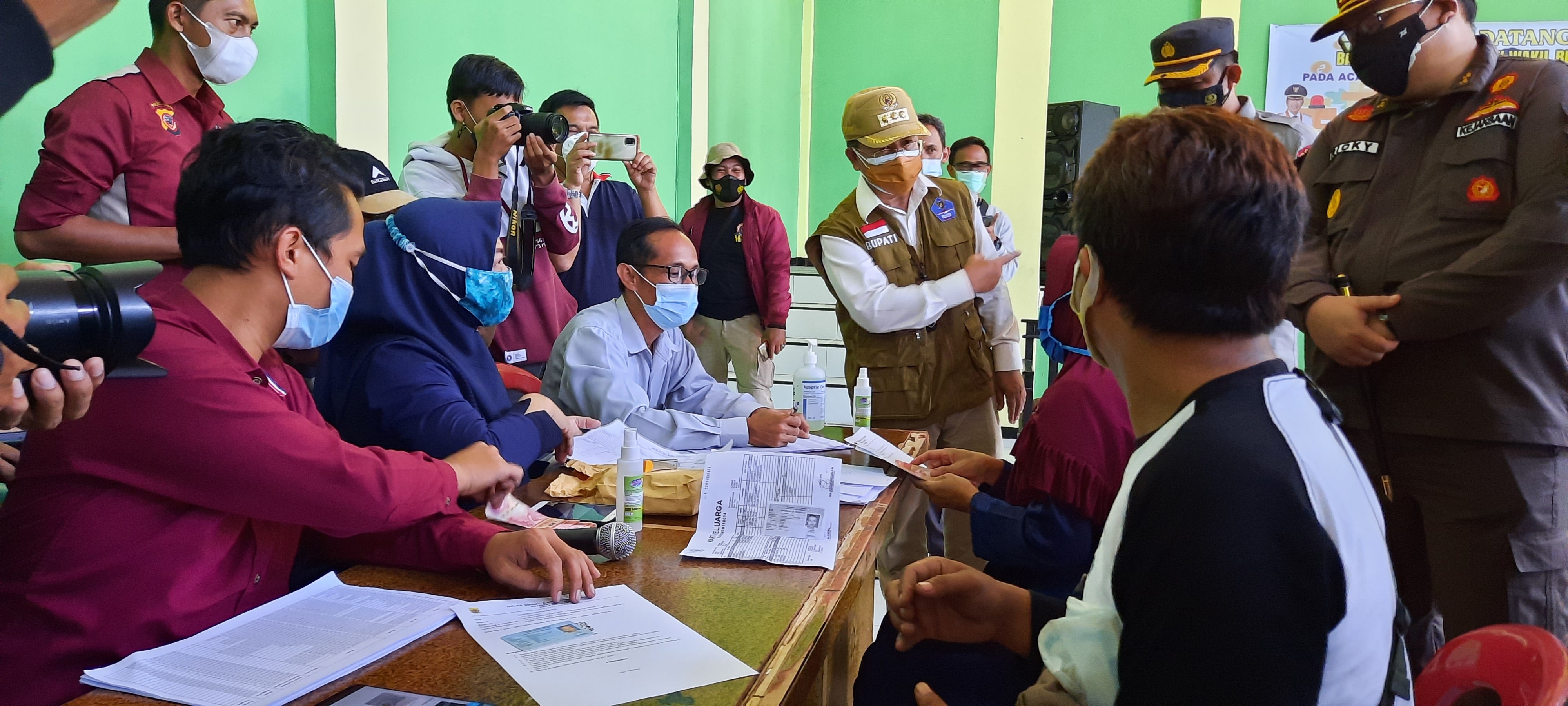  Penyaluran bantuan sosial tunai di Kabupaten Cianjur, Jawa Barat, dalam masa PPKM Darurat