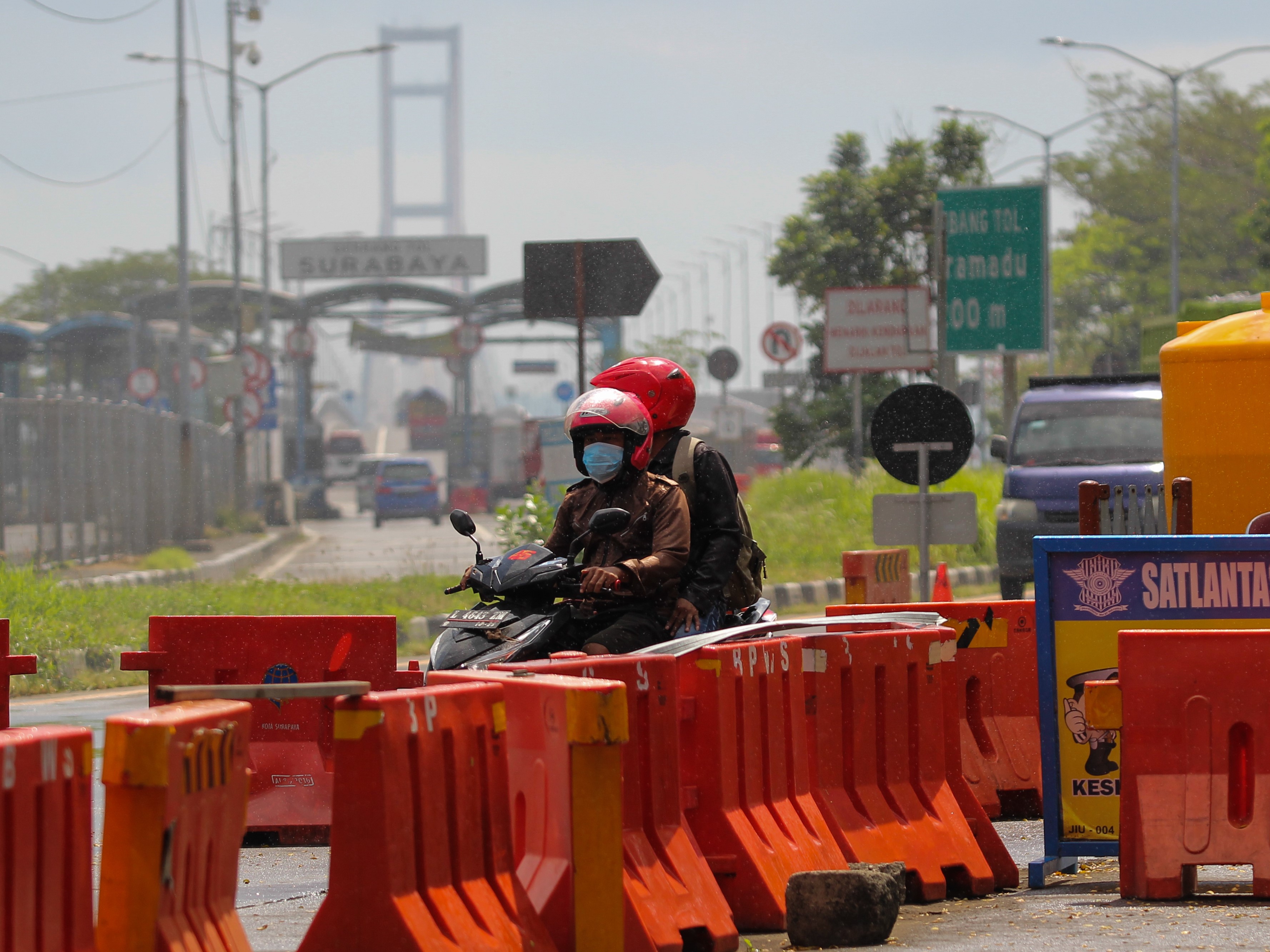 Pengendara kendaraan melintas di pos penyekatan dan tes antigen di akses keluar Jembatan Suramadu, Surabaya, Jawa Timur, Rabu (23/6).
