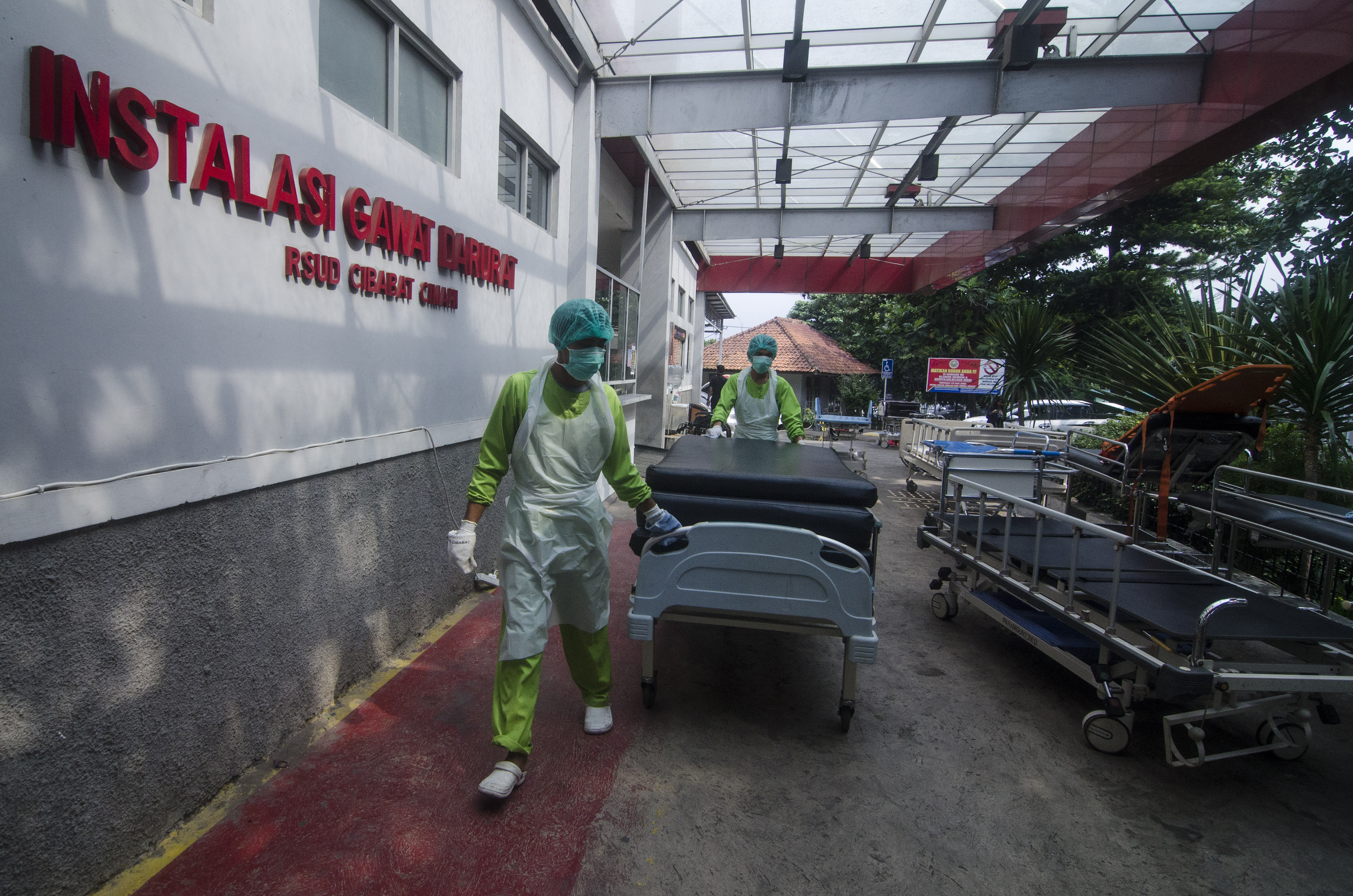 Petugas tenaga kesehatan membawa tempat tidur pasien yang telah dibersihkan di depan Instalasi Gawat Darurat RSUD Cibabat, Cimahi, Jabar.
