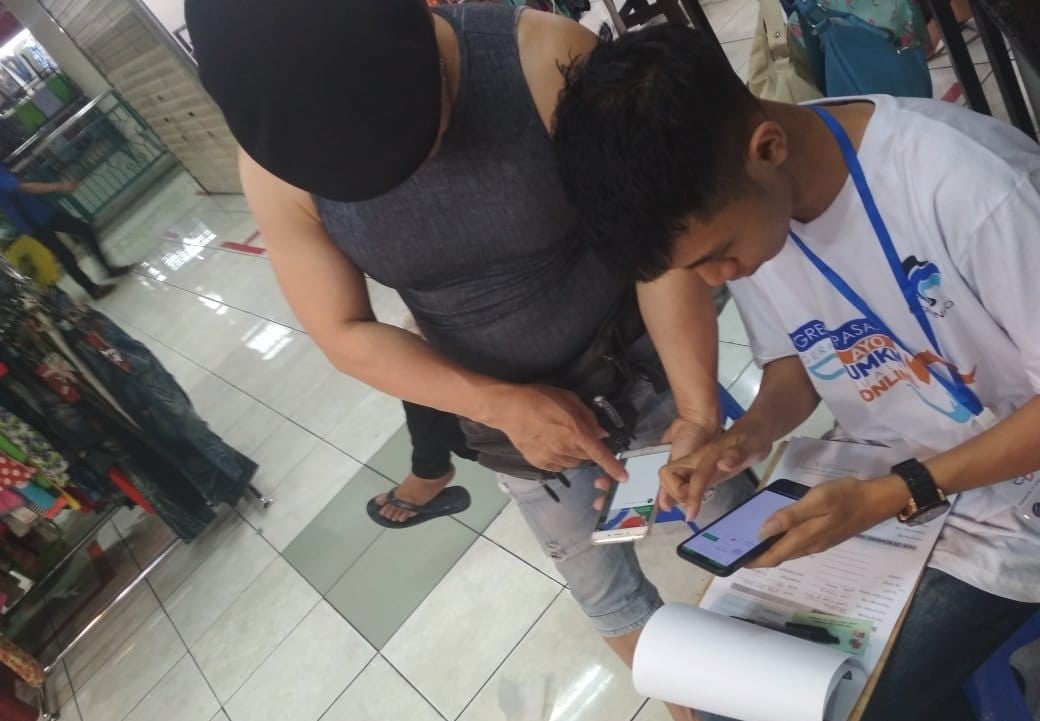 Fasilitator melakukan pendampingan adaptasi teknologi kepada pemilik UMKM.