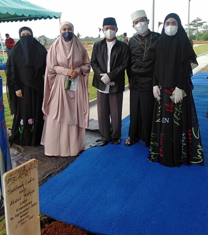 Ibunda Ustadz Solmed Dimakamkan di Al Azhar Memorial Garden