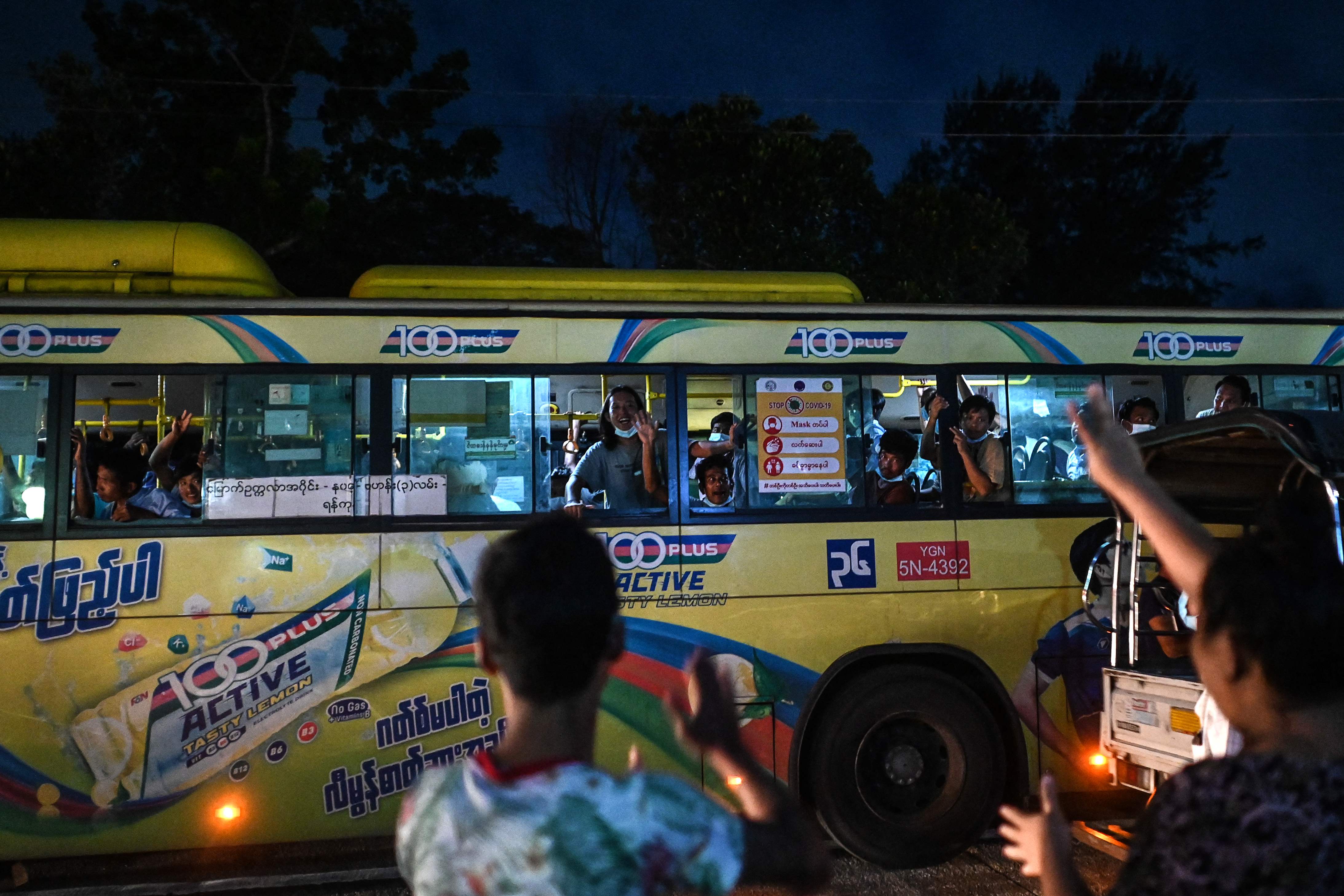 Warga menyambut sanak saudara mereka yang dibebaskan dari penjara Insein, Yangon, Myanmar.
