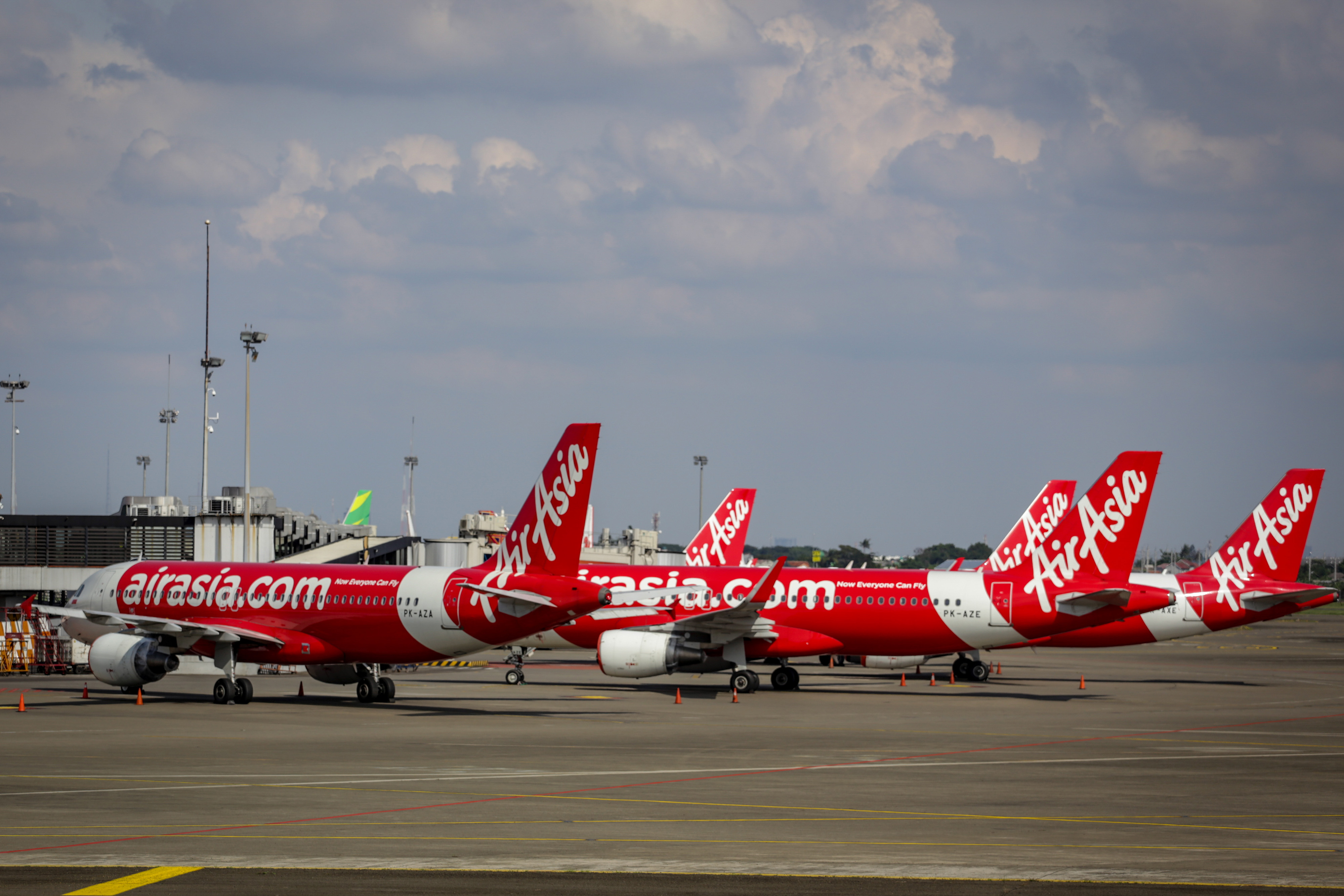 Sejumlah armada pesawat AirAsia terparkir di Apron Terminal 1D Bandara Soekarno Hatta, Tangerang, Banten.