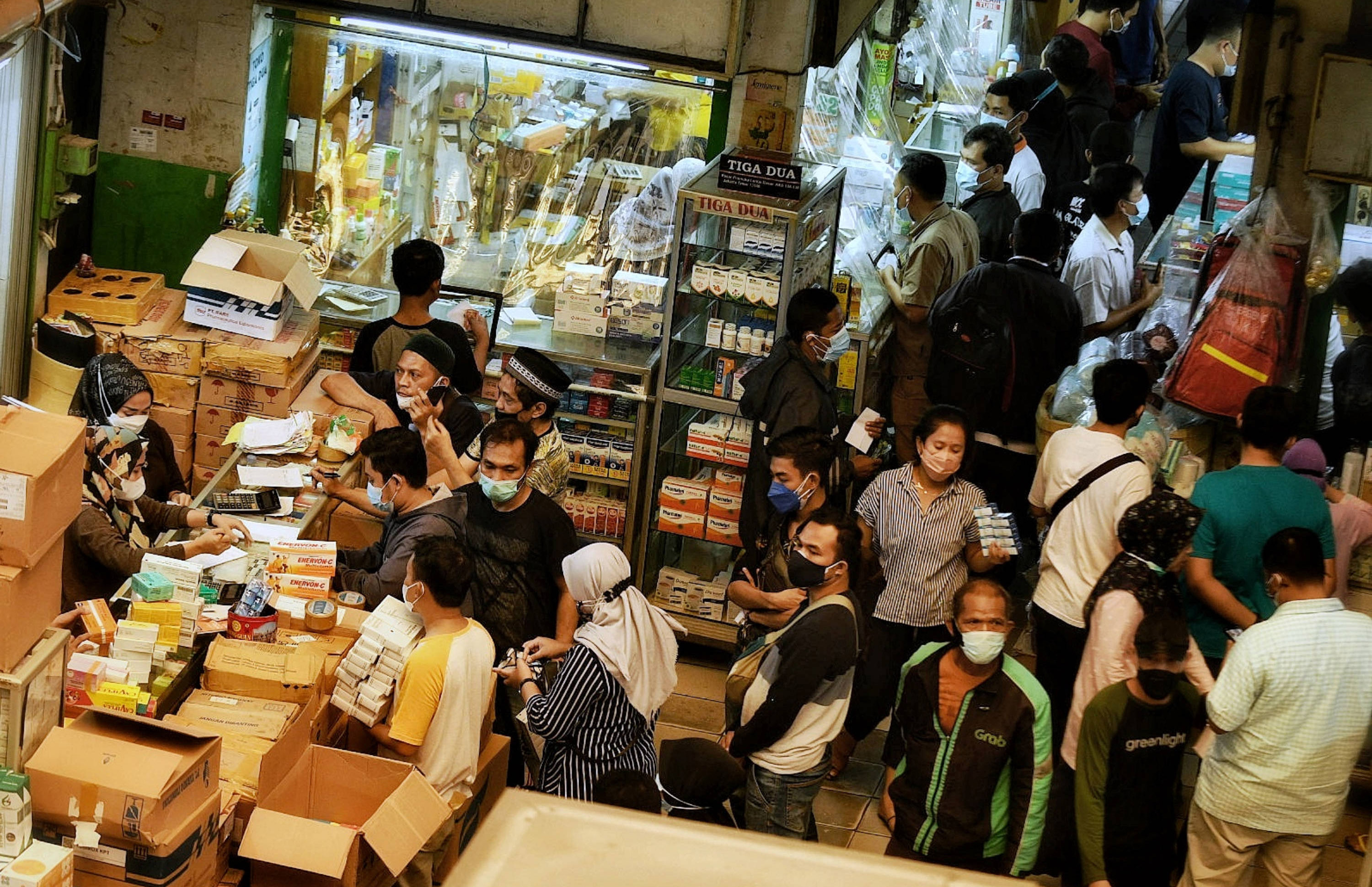 Warga membeli obat dan vitamin di Pasar Pramuka, Jakarta.