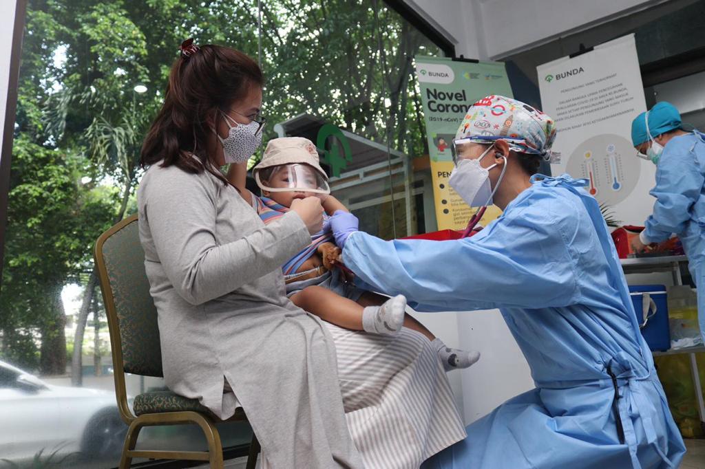 Cegah penularan Covid-19, rumah sakit membuat poliklinik drive thru untuk anak.