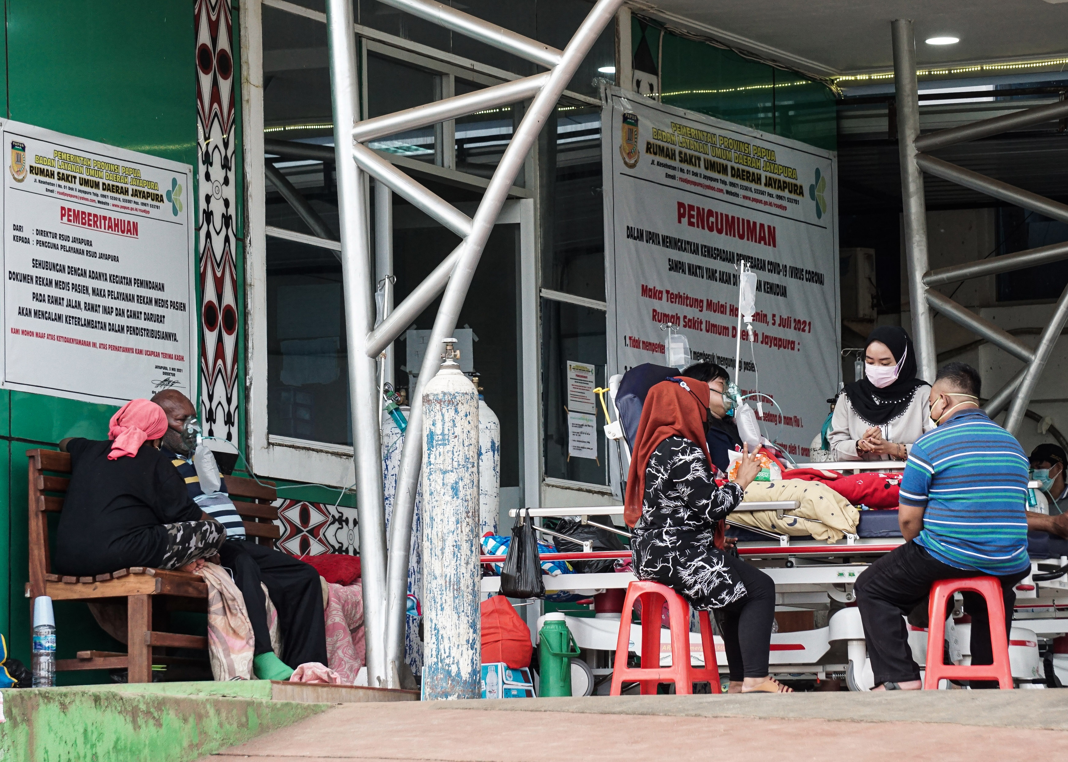 Sejumlah pasien berada di teras gedung Instalasi Gawat Darurat (IGD) Rumah Sakit Umum Daerah (RSUD) Jayapura, Papua.