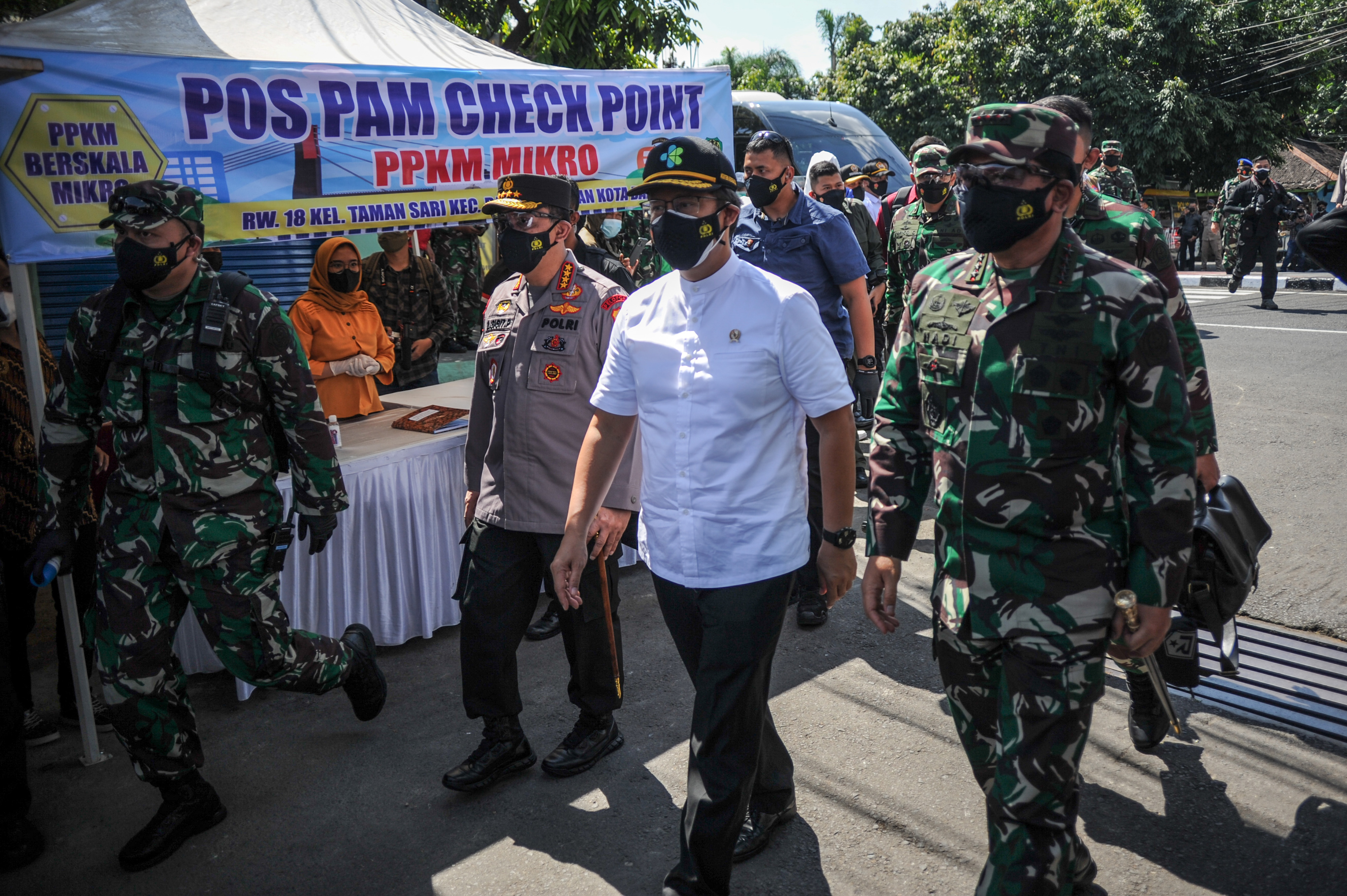Panglima TNI Marsekal Hadi Tjahjanto (kanan) bersama Menteri Kesehatan Budi Gunadi, dan Kapolri Jenderal Pol Listyo Sigit Prabowo.