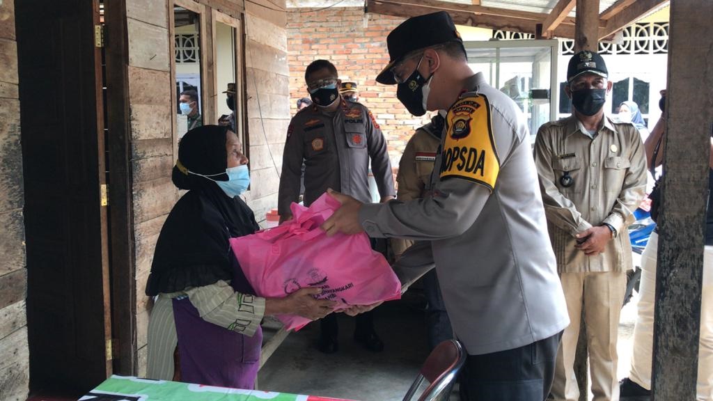 Kapolda Jambi Irjen A. Rachmad Wibowo menyerahkan paket bantuan kepada warga terdampak pandemi Covid-19 di Kecamatan Jambi Luar Kota, Jambi 