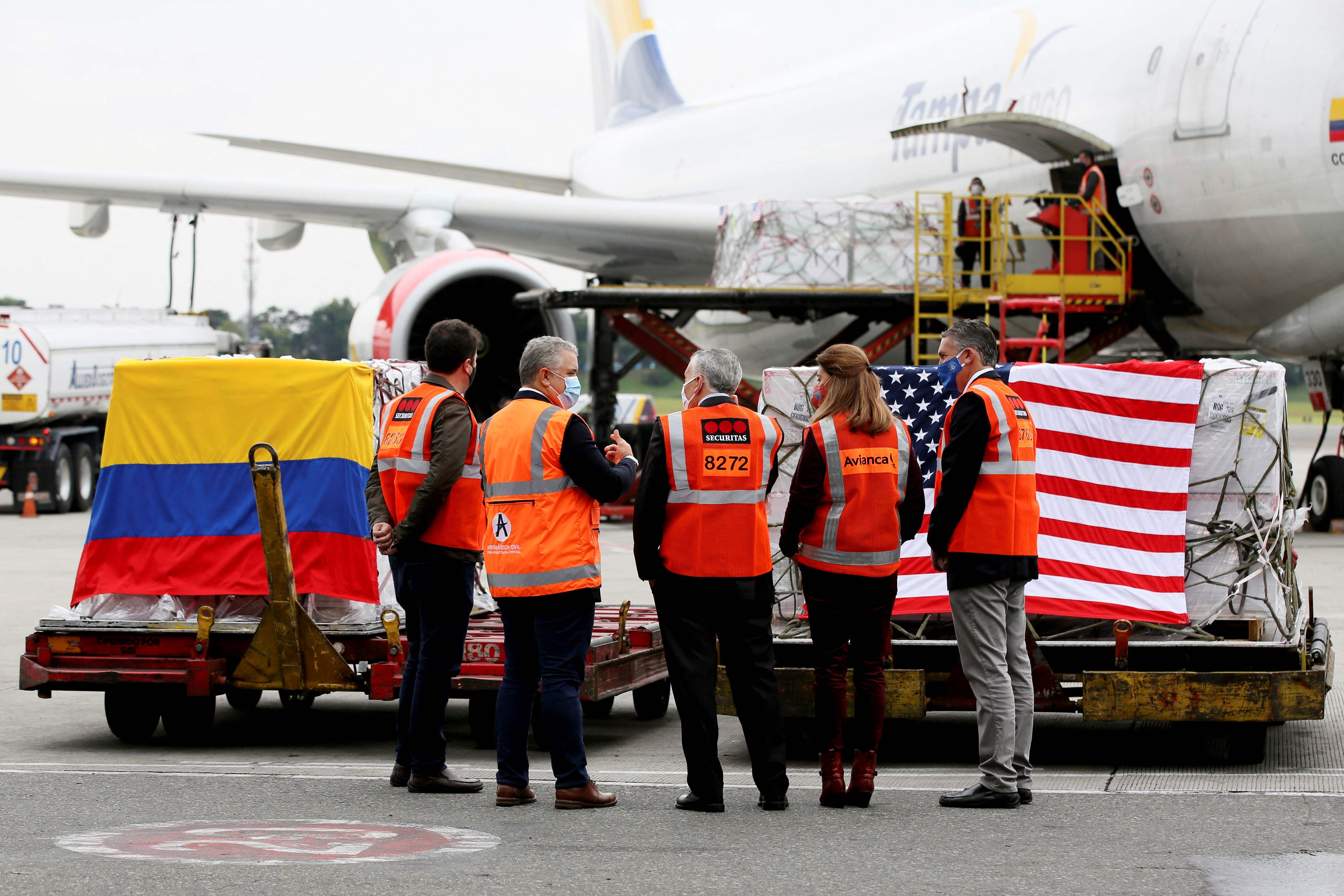 Presiden Kolombia Ivan Duque (kedua dari kiri) menerima kedatangan vaksin covid-19 dari AS.