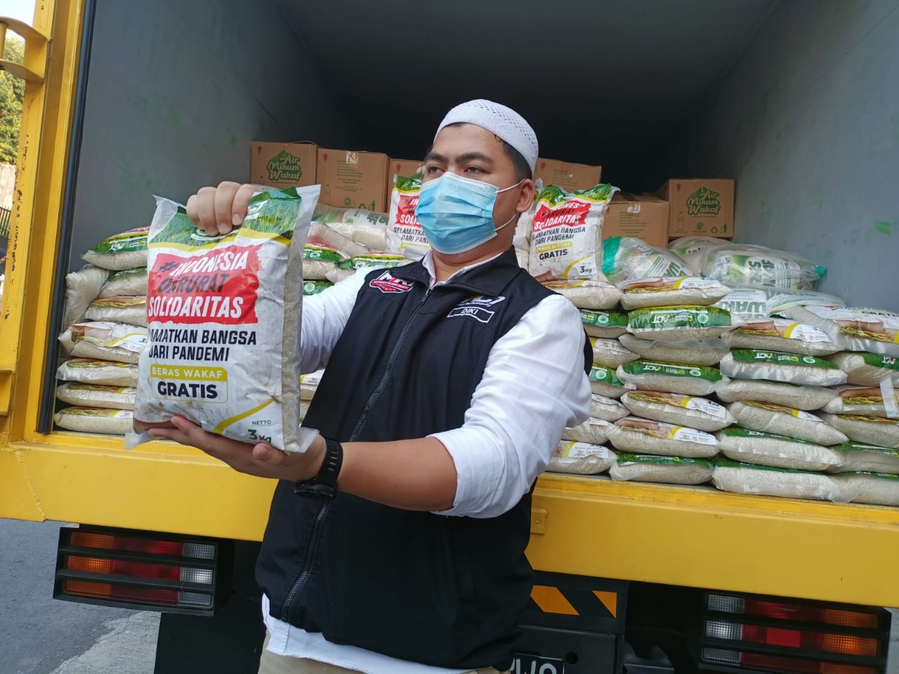 Petugas ATC menunjukkan sembako yang siap dibagikan kepada warga terdampak PPKM Jawa-Bali di wilayah Jawa Timur.