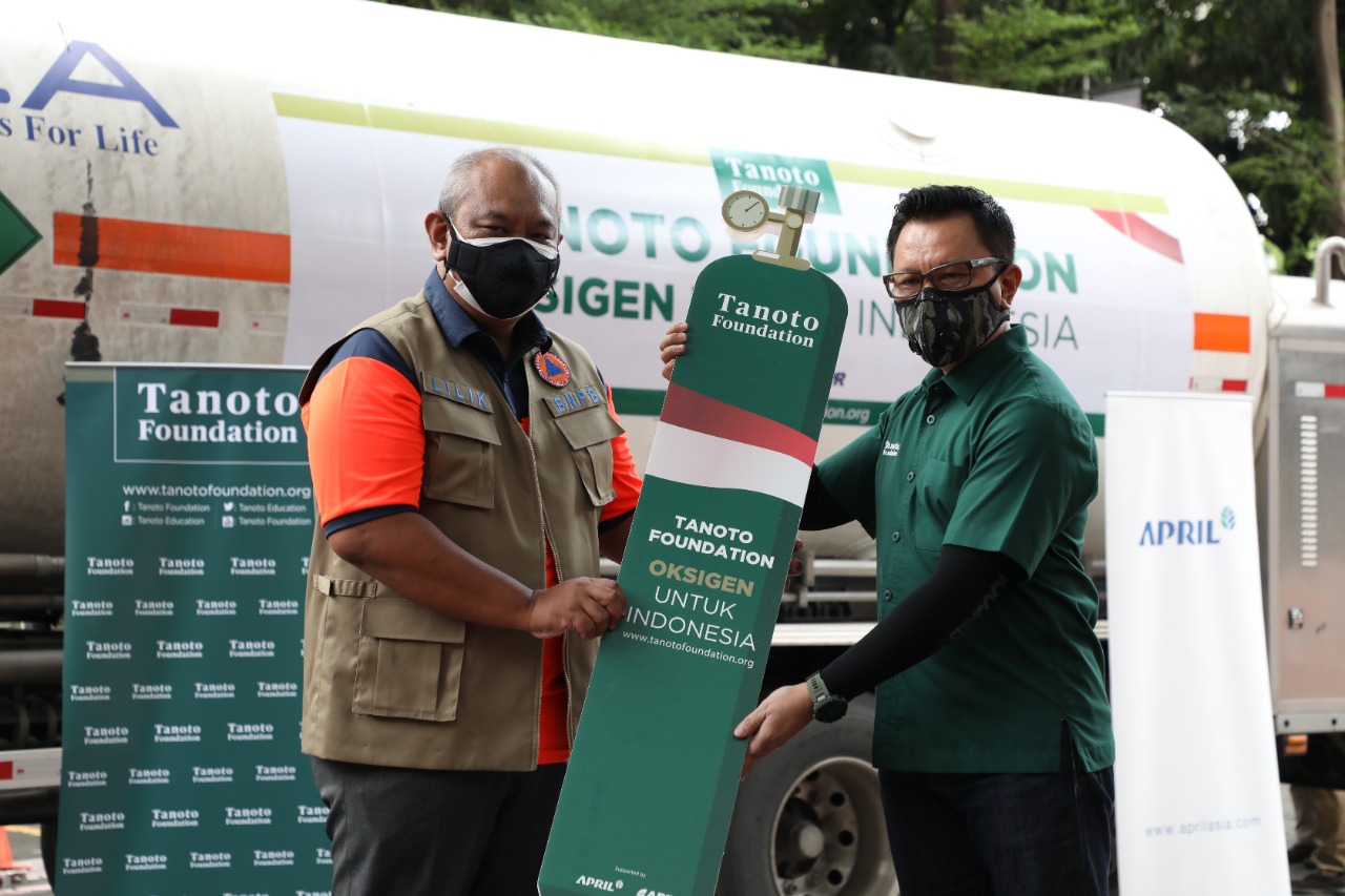 Sekretaris BNPB, Lilik Kurniawan (kiri) menerima bantuan oksigen cair dari Tanoto Foundation di Kemenkes, Jakarta, pada Minggu (11/7/2021).