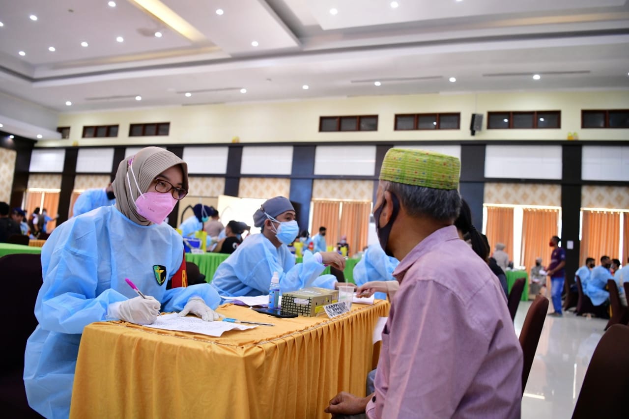 Kegiatan vaksinasi Covid-19 di Makassar, Sulawesi Selatan.