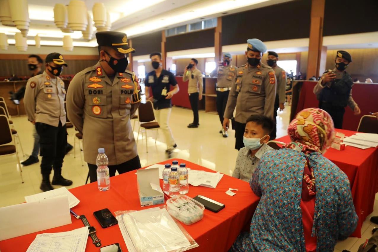 Kapolresta Tasikmalaya, AKBP Doni Hermawan bersama Dinas Kesehatanmeninjau vaksinasi massal dikhususkan bagi anak berusia 12-17 tahun.