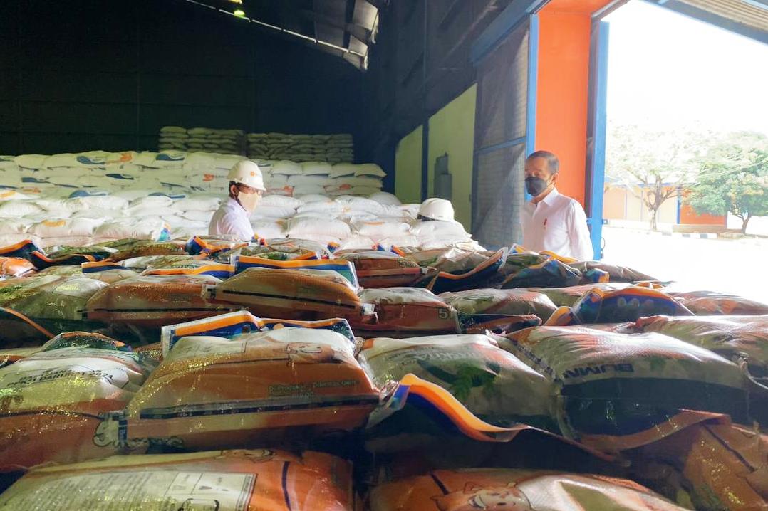 Presiden Joko Widodo sedang meninjau Kompleks Pergudangan Badan Urusan Logistik (Bulog) yang terletak di Kelapa Gading, Jakarta Utara.