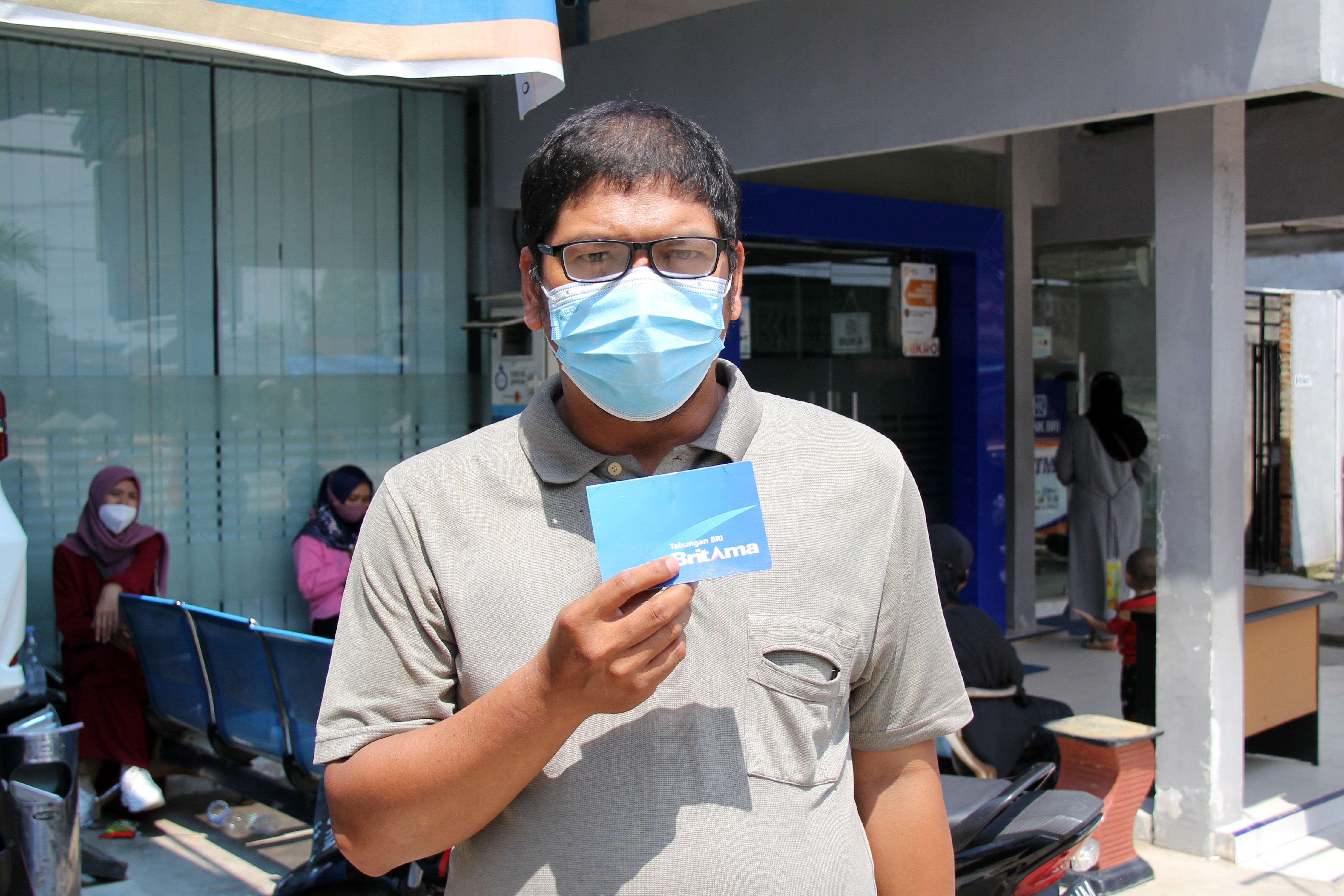 Penerima Bantuan Produktif Usaha Kecil dan menengah di Kepri menunjukkan buku tabuangannya